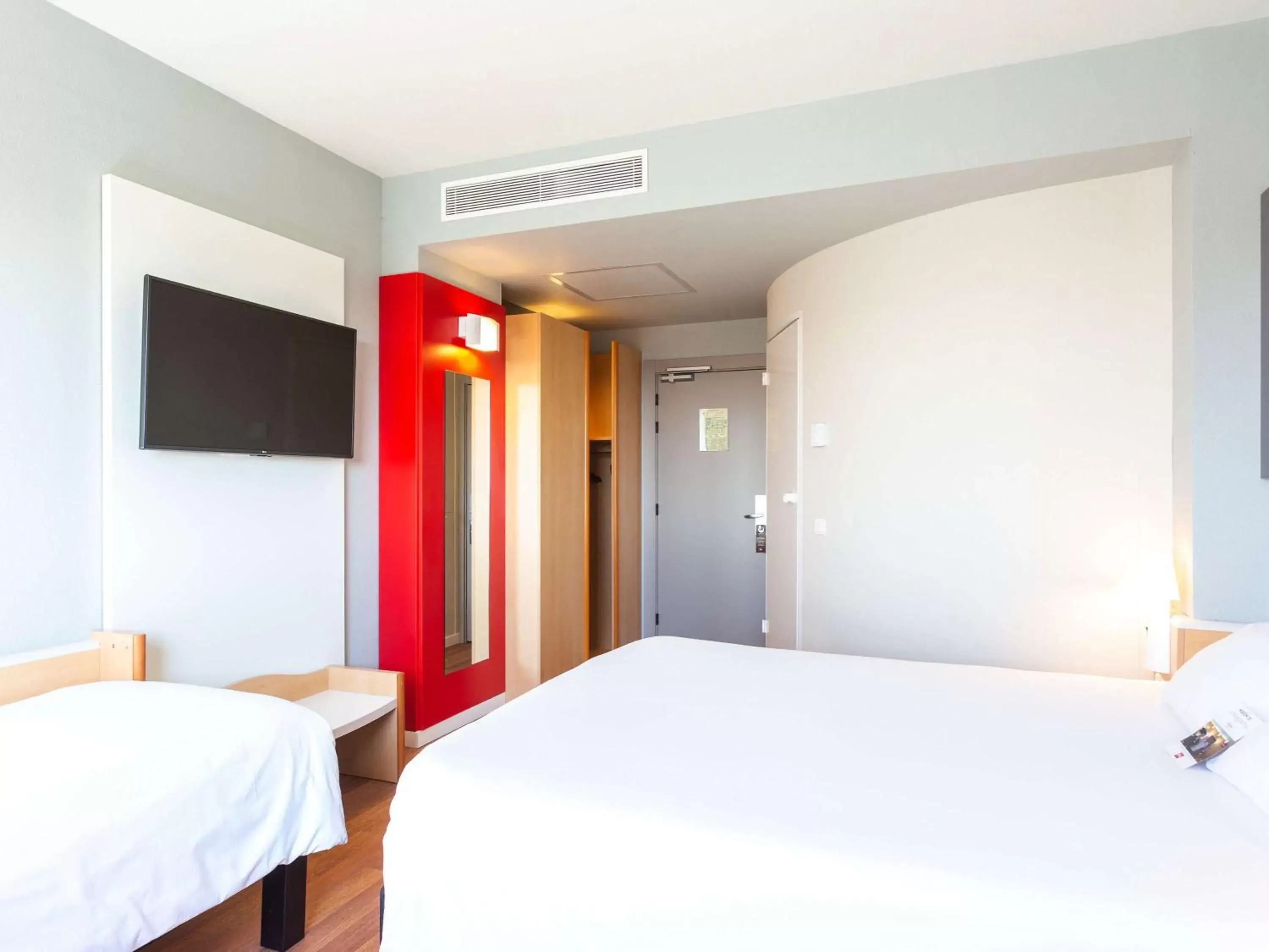 Photo of the whole room, Bed in Ibis Elche