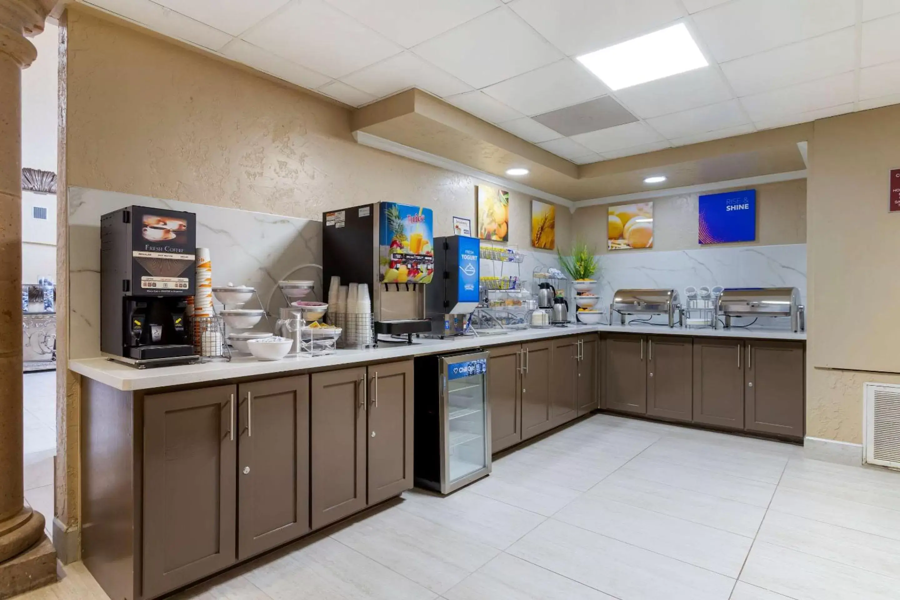 Restaurant/places to eat, Kitchen/Kitchenette in Comfort Suites Kingwood Humble Houston North