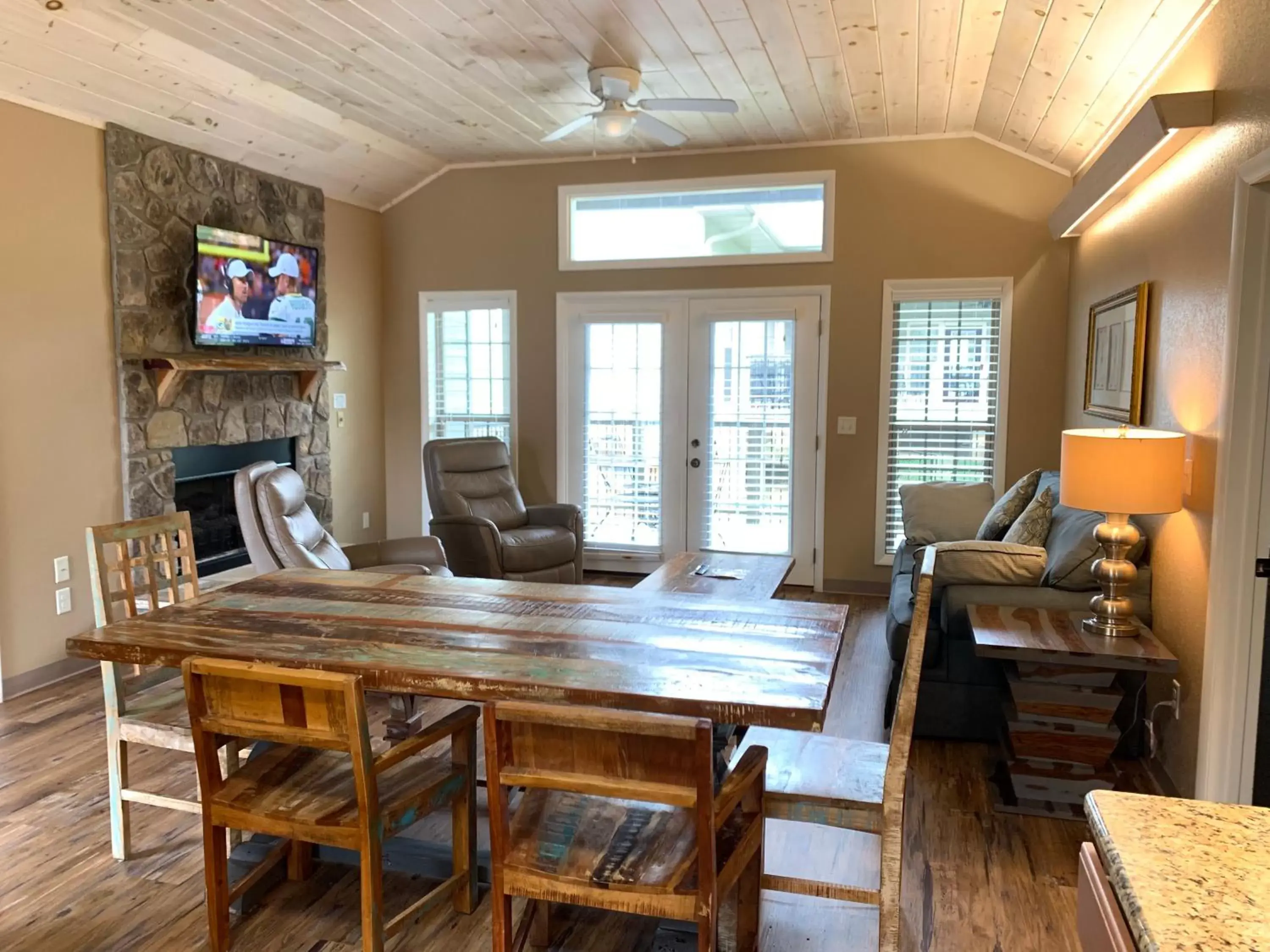 Dining Area in Carr's Northside Hotel and Cottages