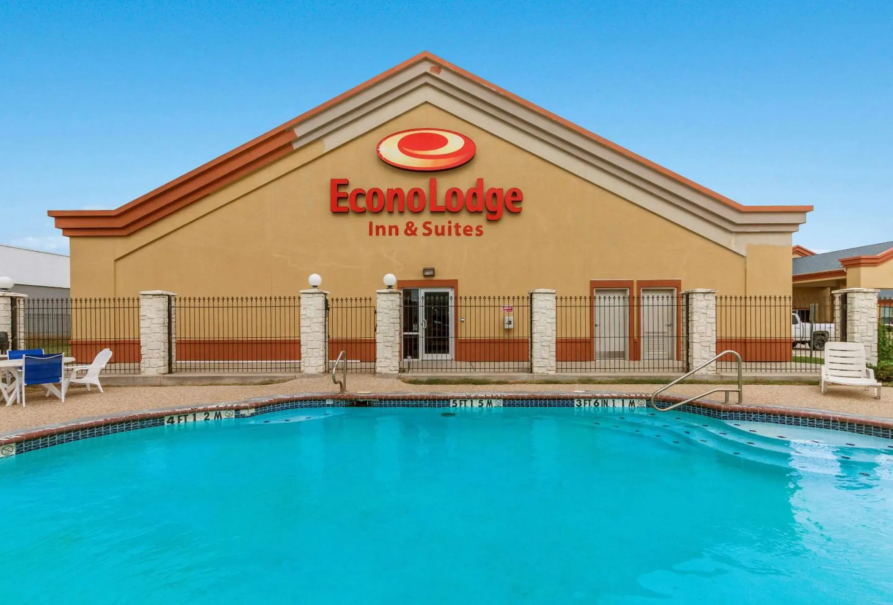 On site, Property Building in Econo Lodge Inn & Suites