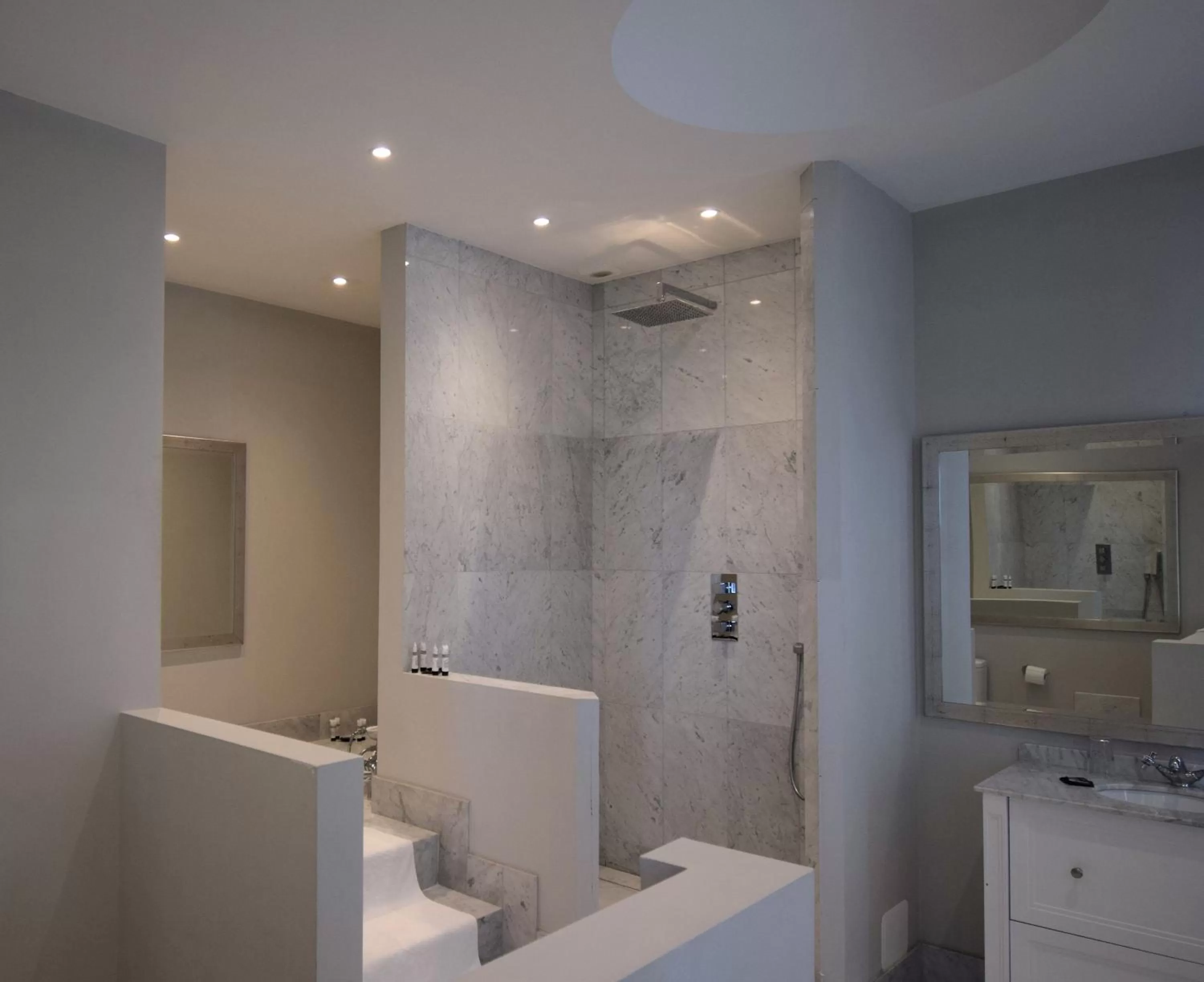 Shower in The Chatsworth Hotel