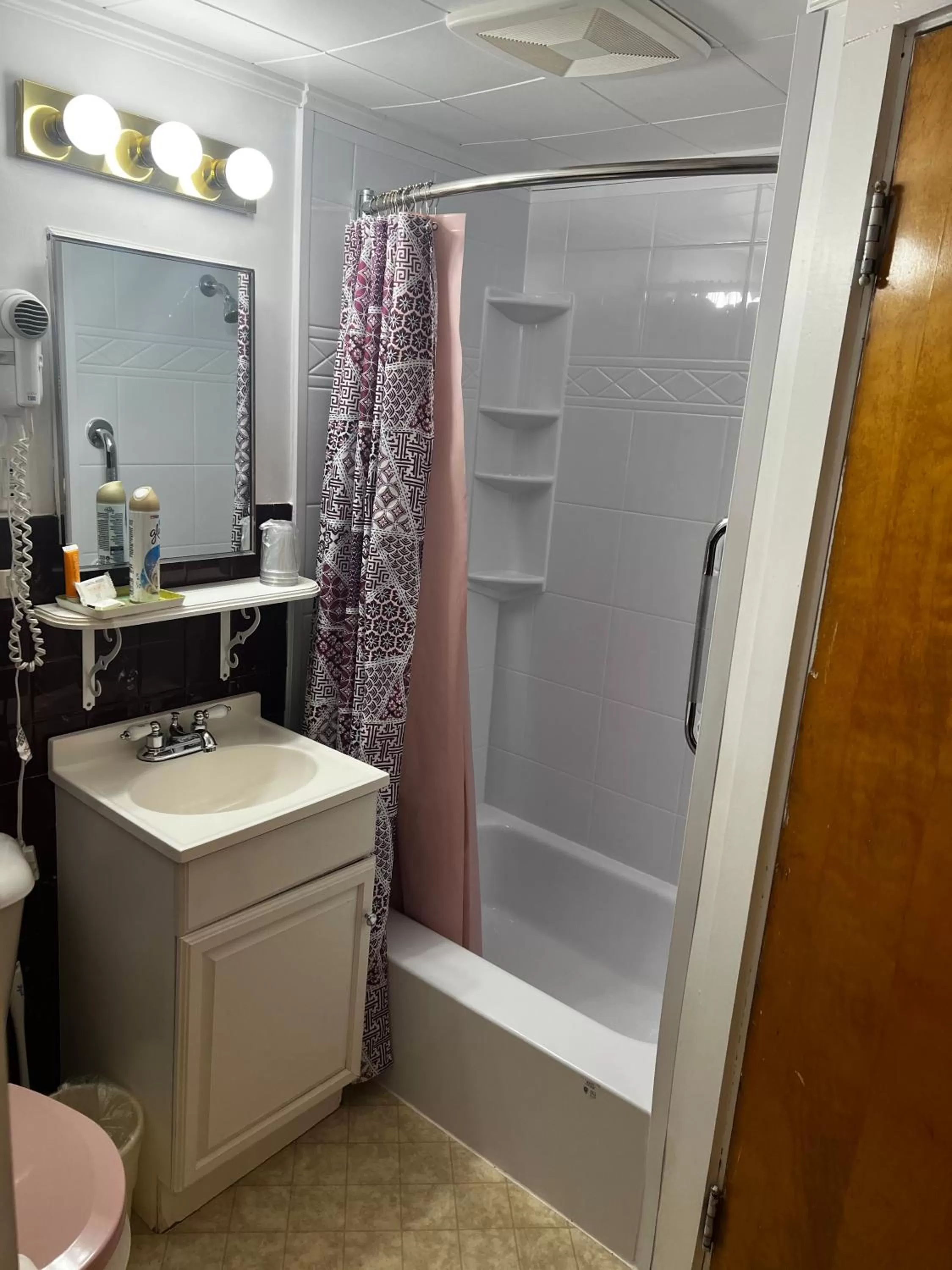 Bathroom in Claddagh Motel & Suites