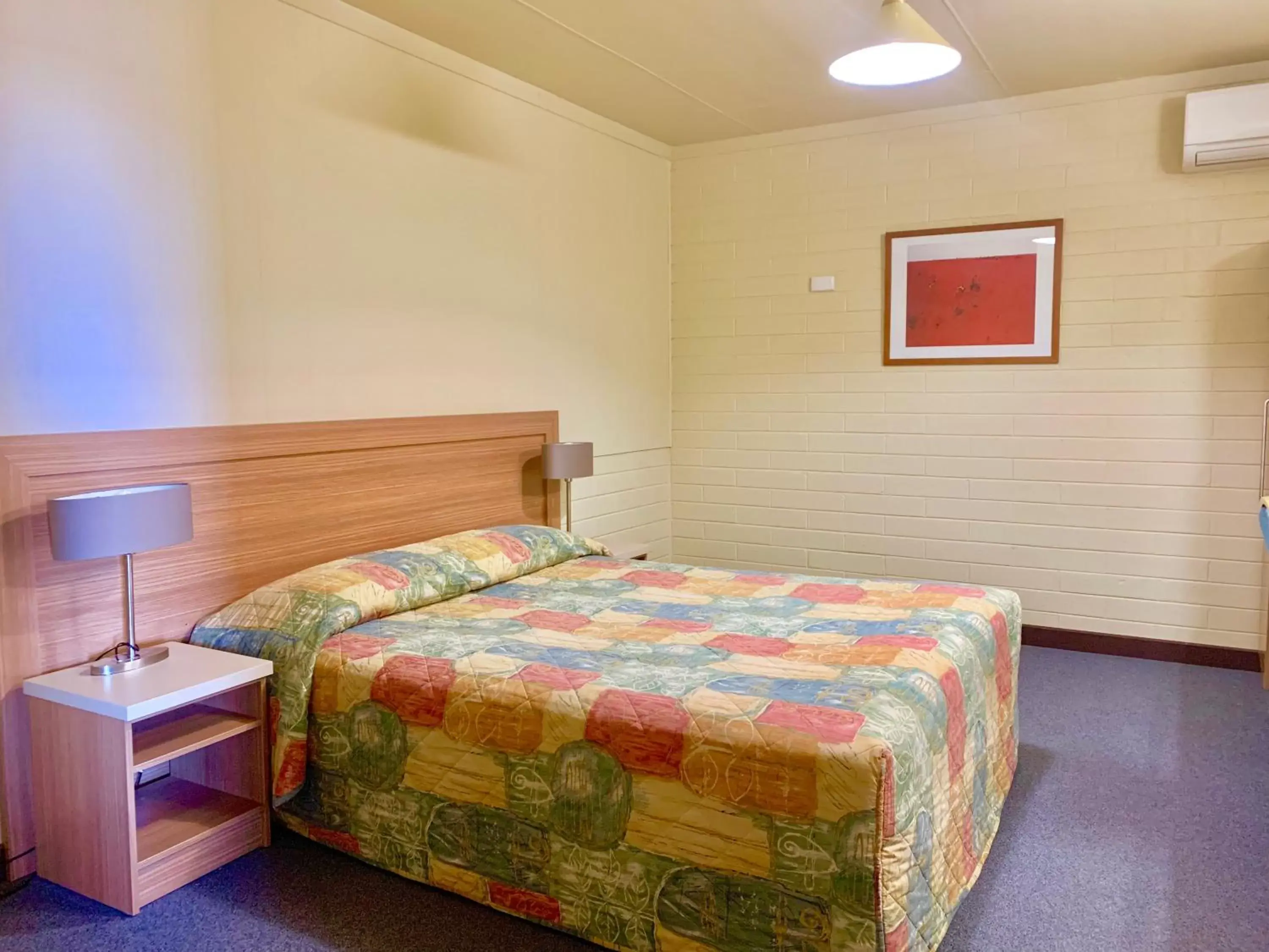 Bed in Opal Inn Hotel, Motel, Caravan Park