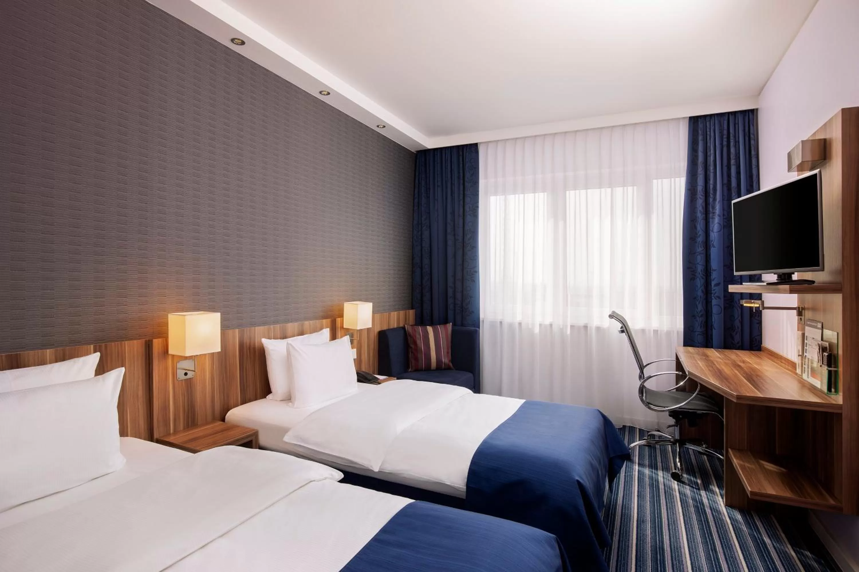 Photo of the whole room, Bed in Holiday Inn Express Bremen Airport by IHG