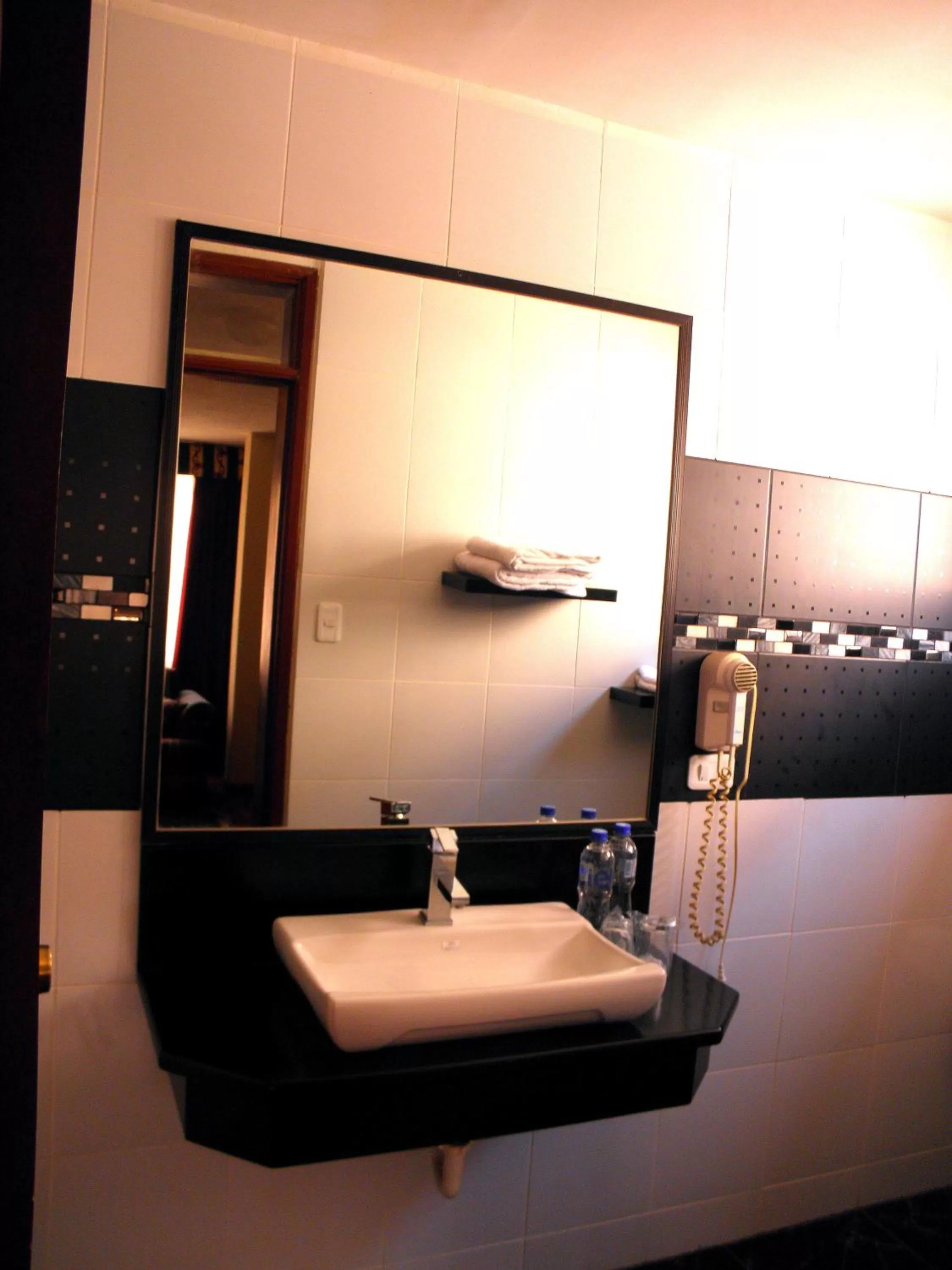 Toilet, Bed in La Carolina Inn