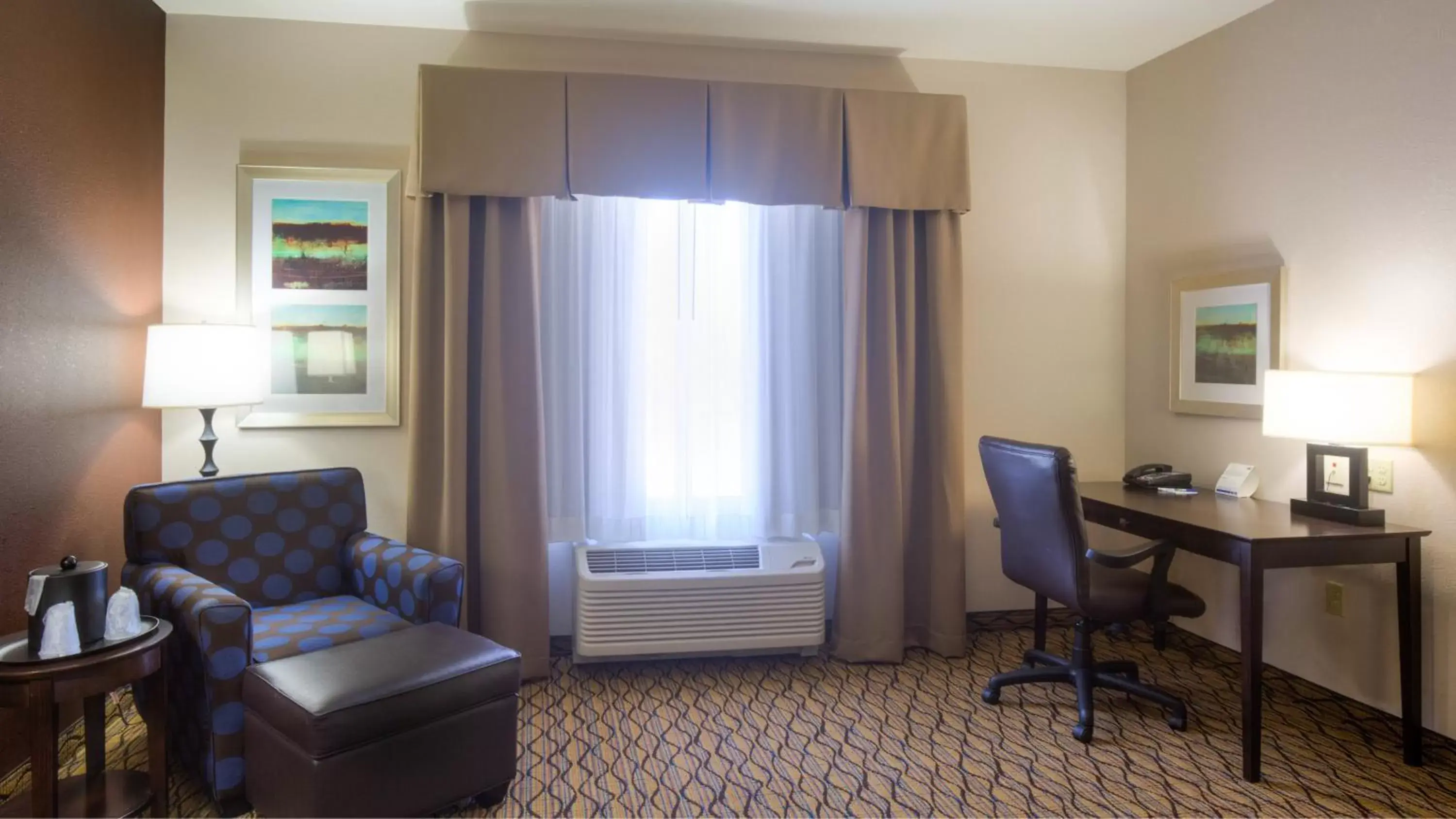 Photo of the whole room, Seating Area in Holiday Inn Express Hotel and Suites Elk City, an IHG Hotel