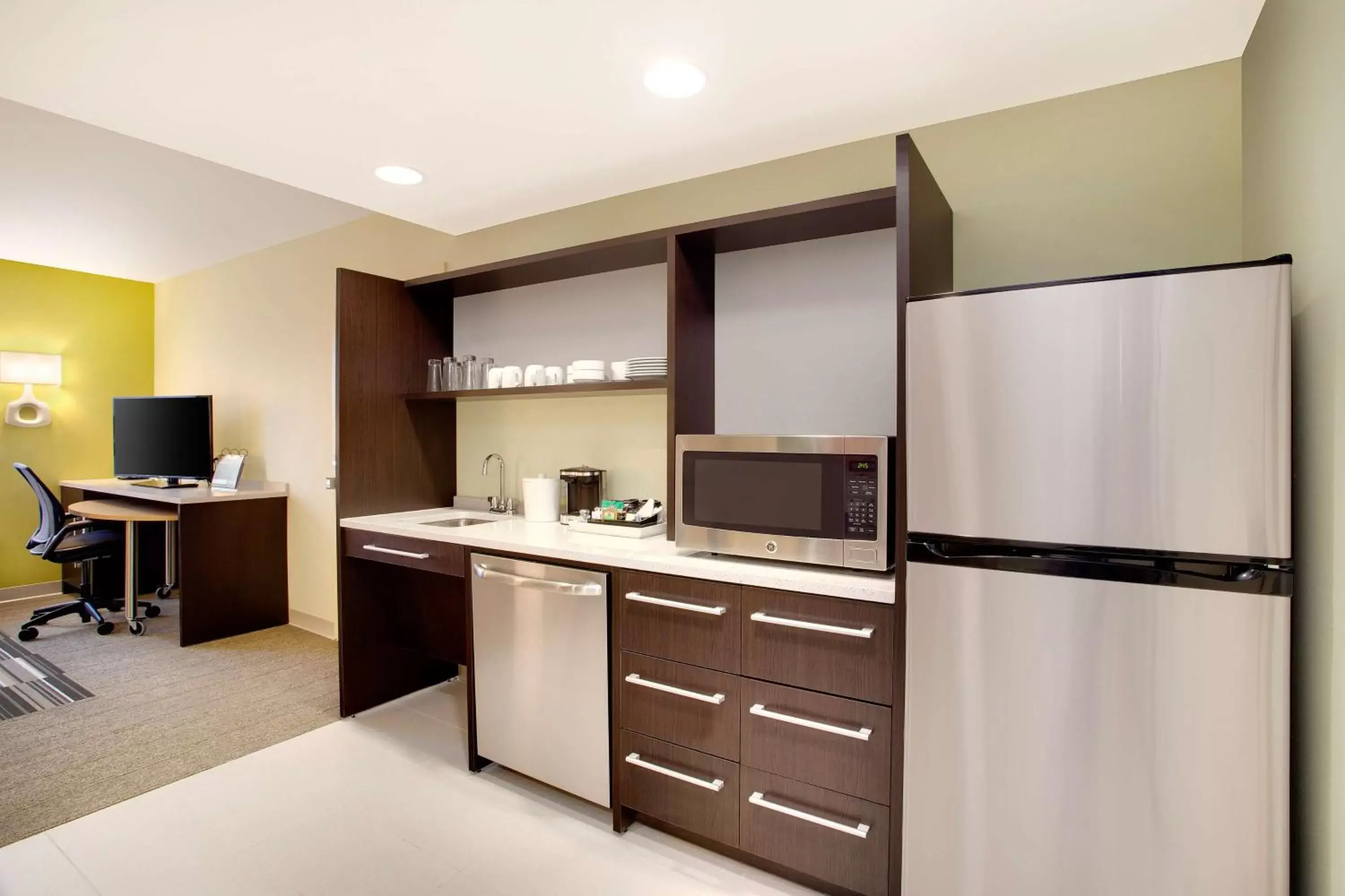 Bedroom, Kitchen/Kitchenette in Home2 Suites By Hilton Chicago Schaumburg