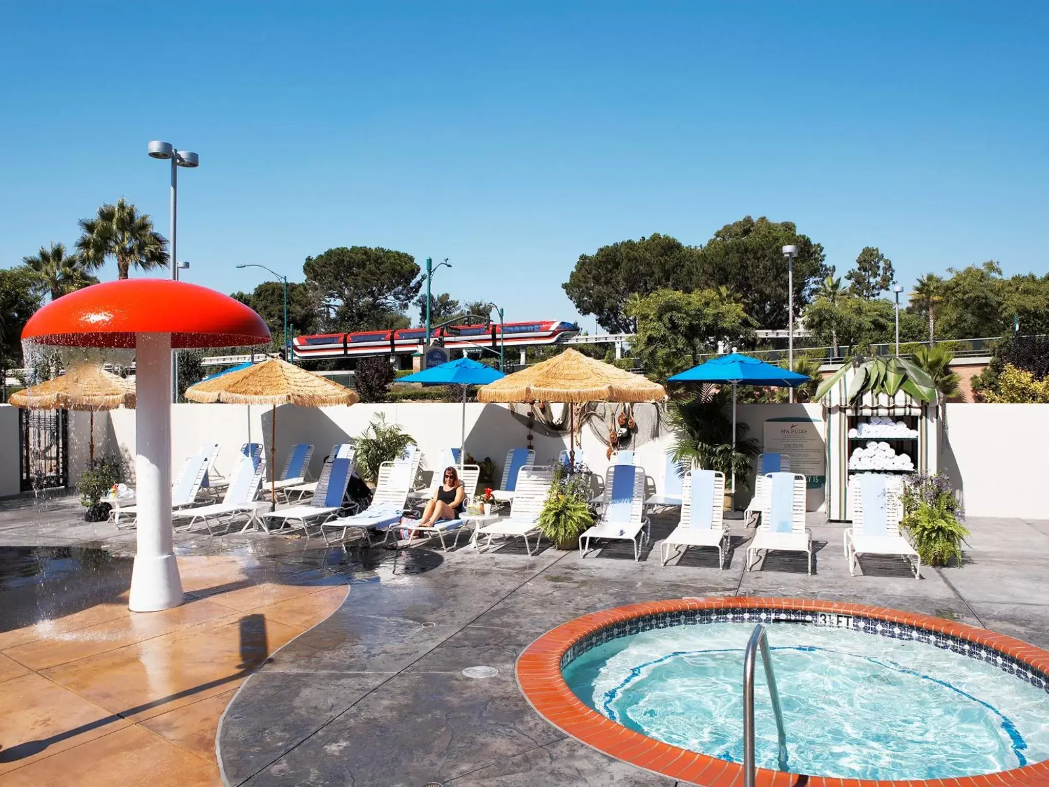 Swimming Pool in Howard Johnson by Wyndham Anaheim Hotel & Water Playground