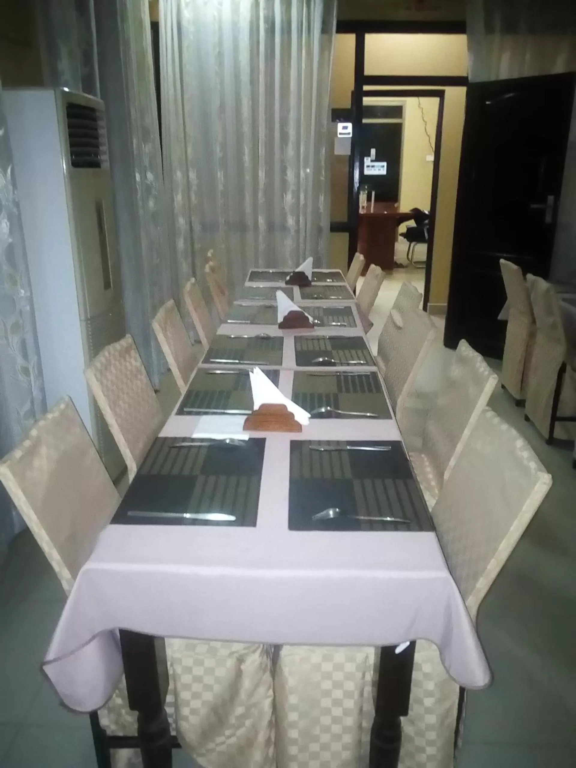 Restaurant/places to eat in Transit Airport B&B