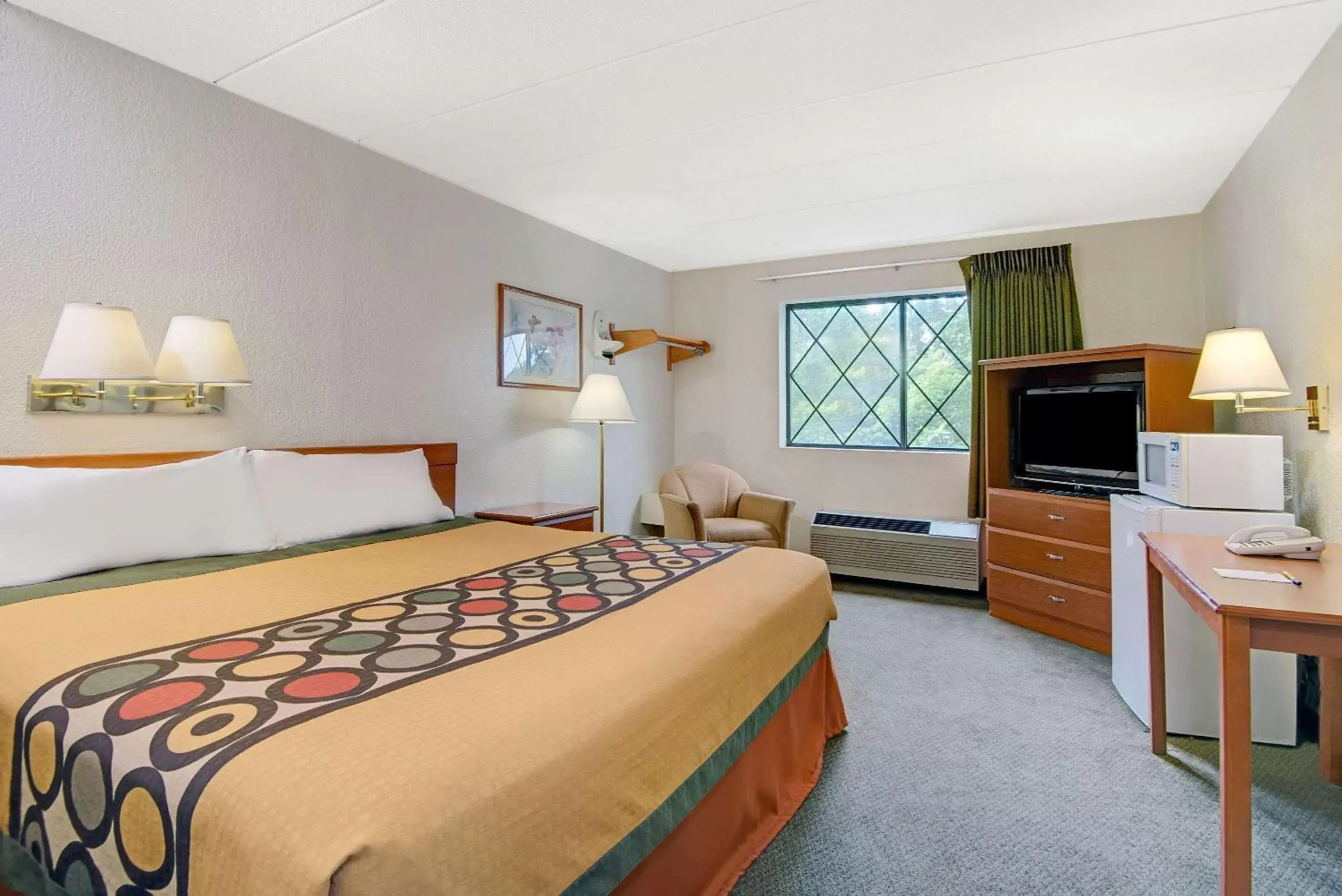 Photo of the whole room, Bed in Super 8 by Wyndham Stamford/New York City Area