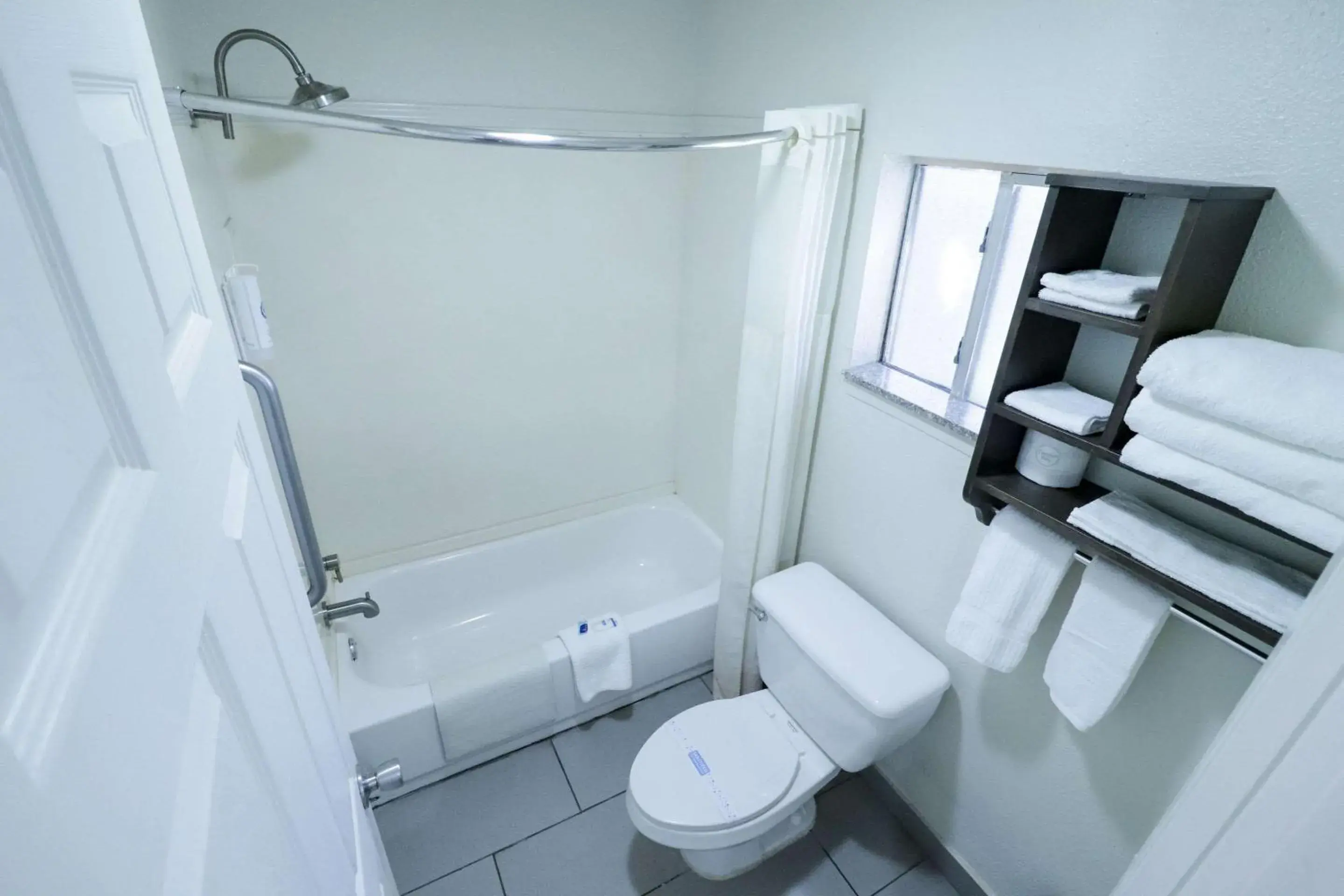 Bedroom, Bathroom in Rodeway Inn San Antonio Lackland AFB - SeaWorld