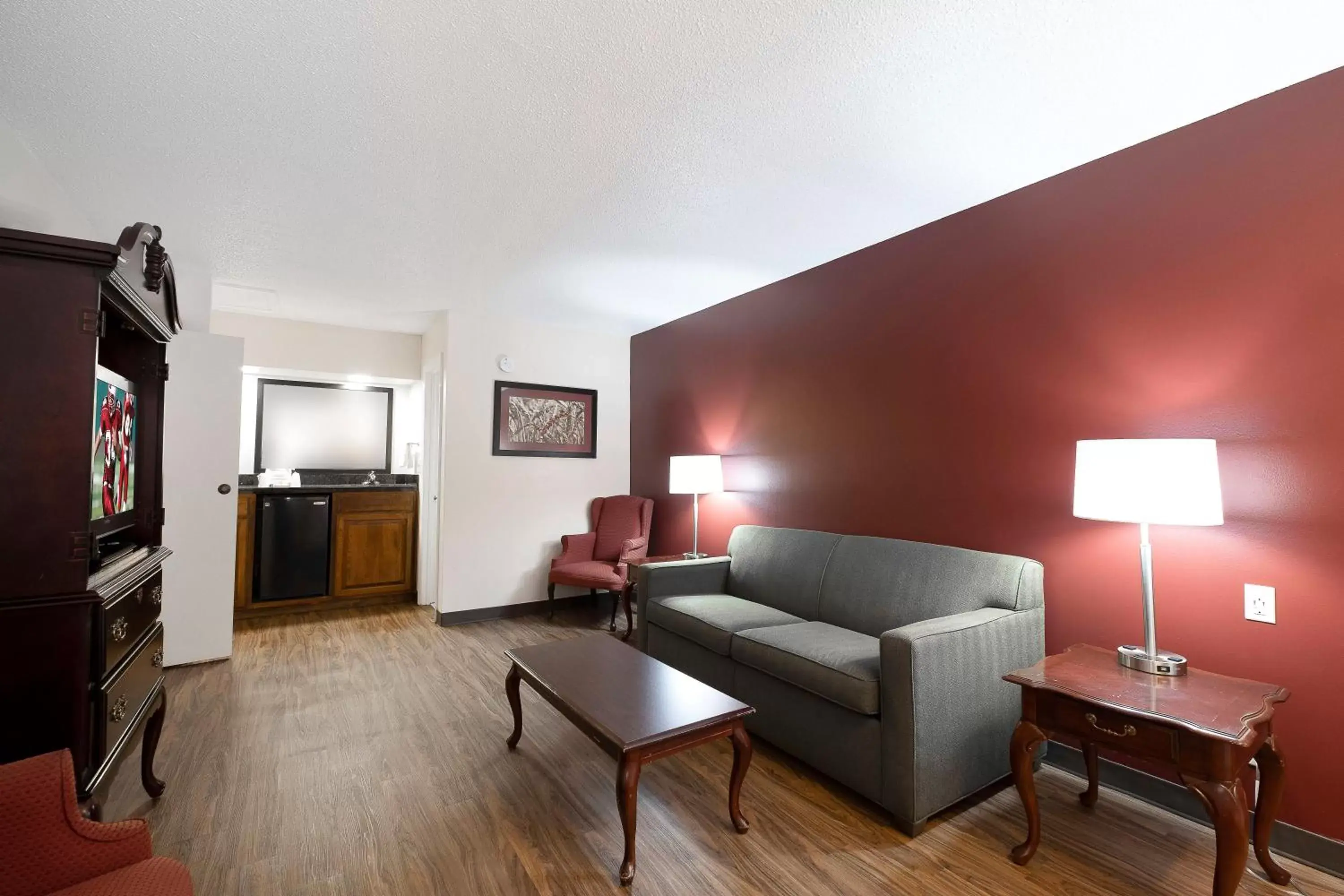 Photo of the whole room, Seating Area in Red Roof Inn & Suites Calhoun