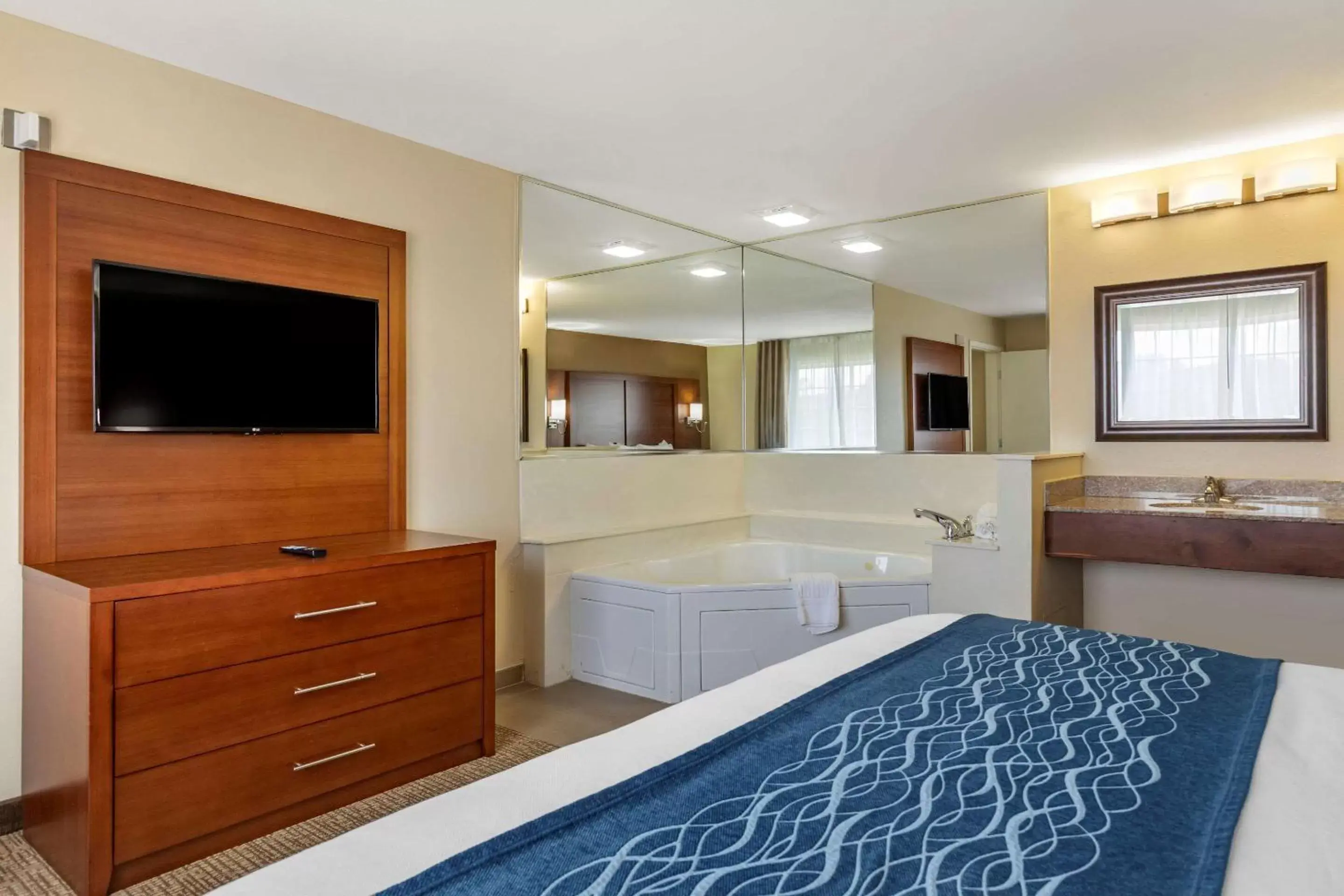 Photo of the whole room, TV/Entertainment Center in Comfort Inn & Suites Texas Hill Country