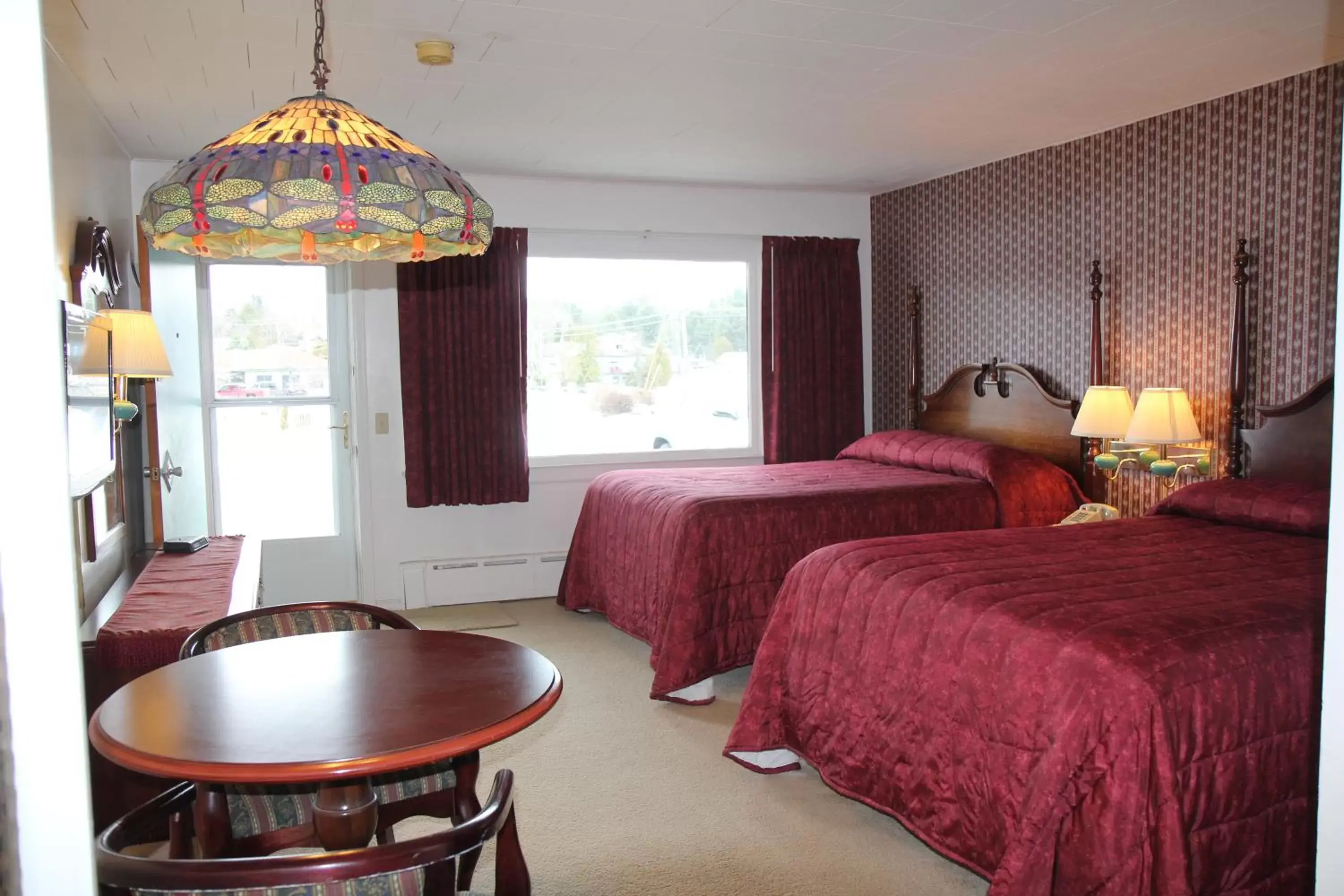 Bedroom in Sara Placid Inn & Suites