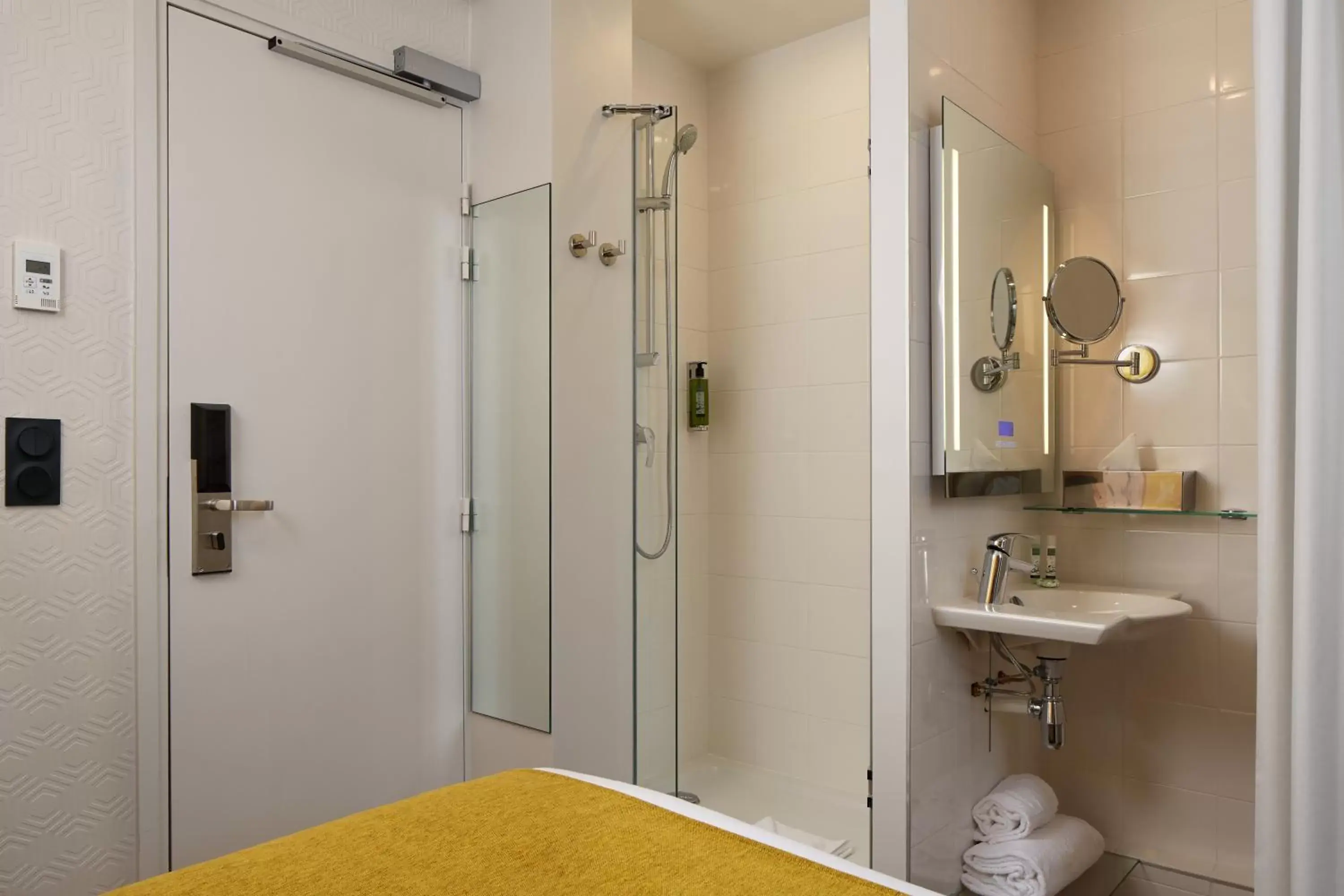 Shower, Bathroom in Hôtel LOCOMO
