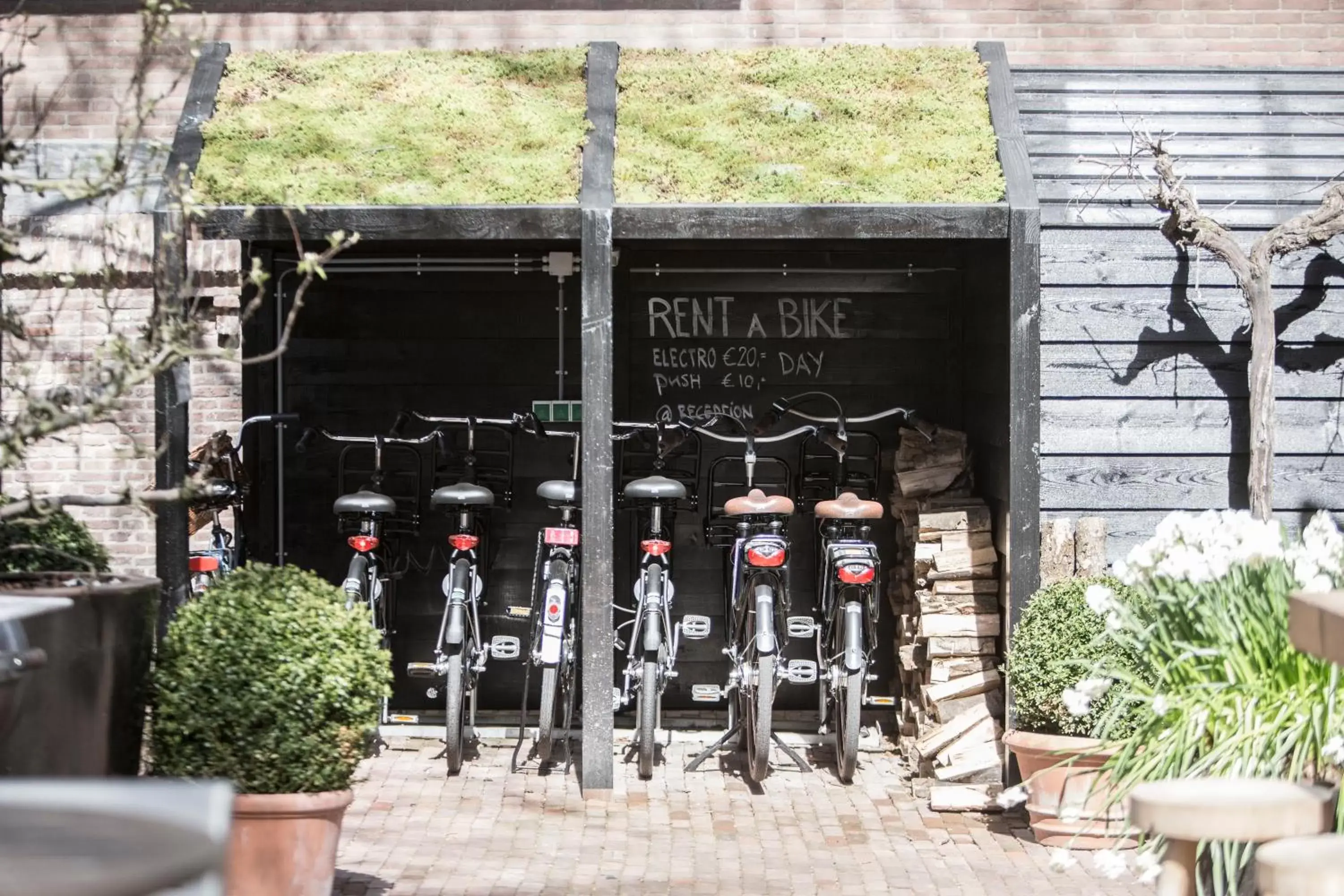 Cycling, Facade/Entrance in Van Rossum Stadshotel Woerden