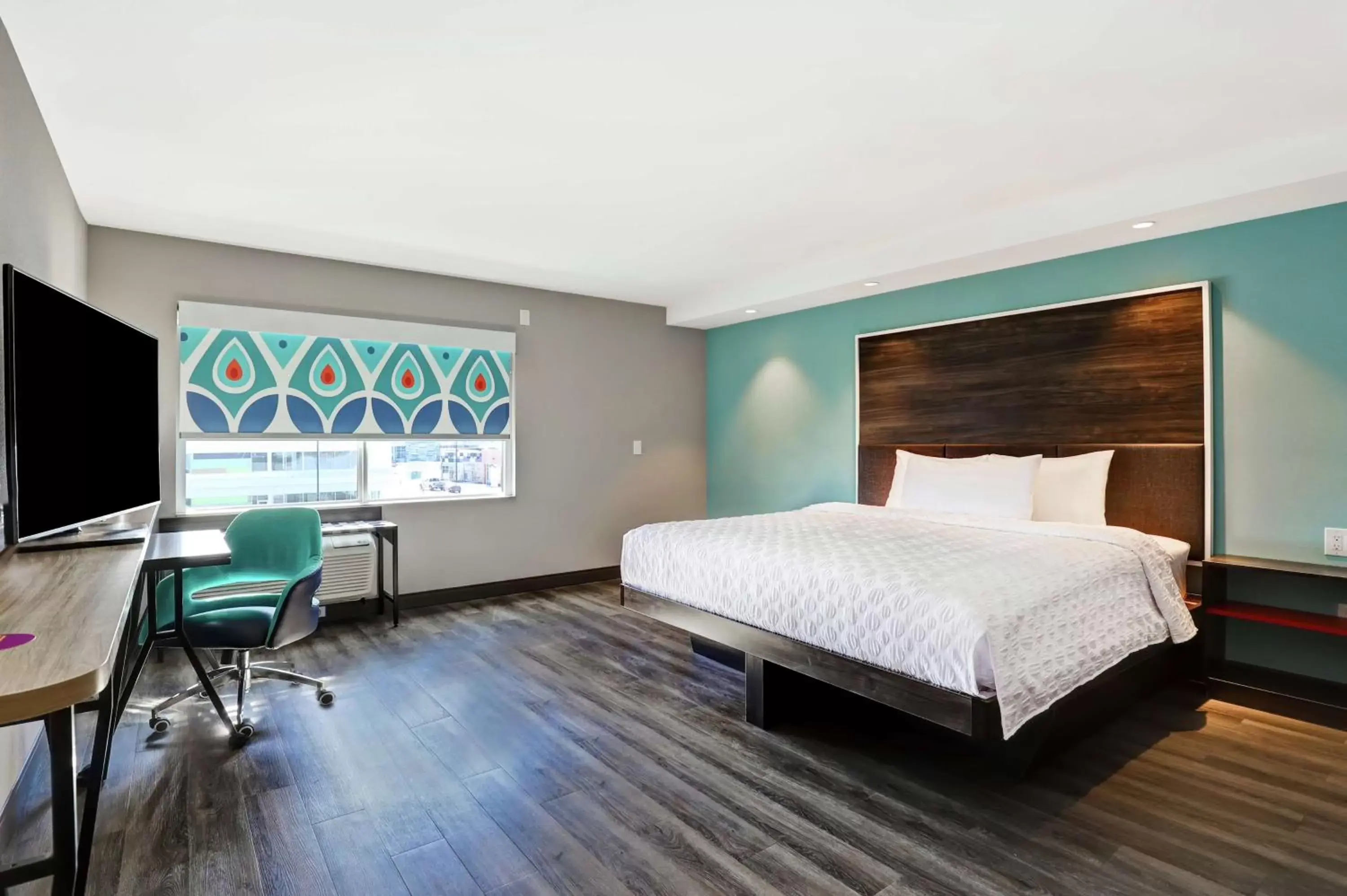 King Room - Hearing Accessible with Roll-In Shower in Tru By Hilton Edmonton Windermere King Room - Hearing Accessible with Roll-In Shower in Tru By Hilton Edmonton Windermere