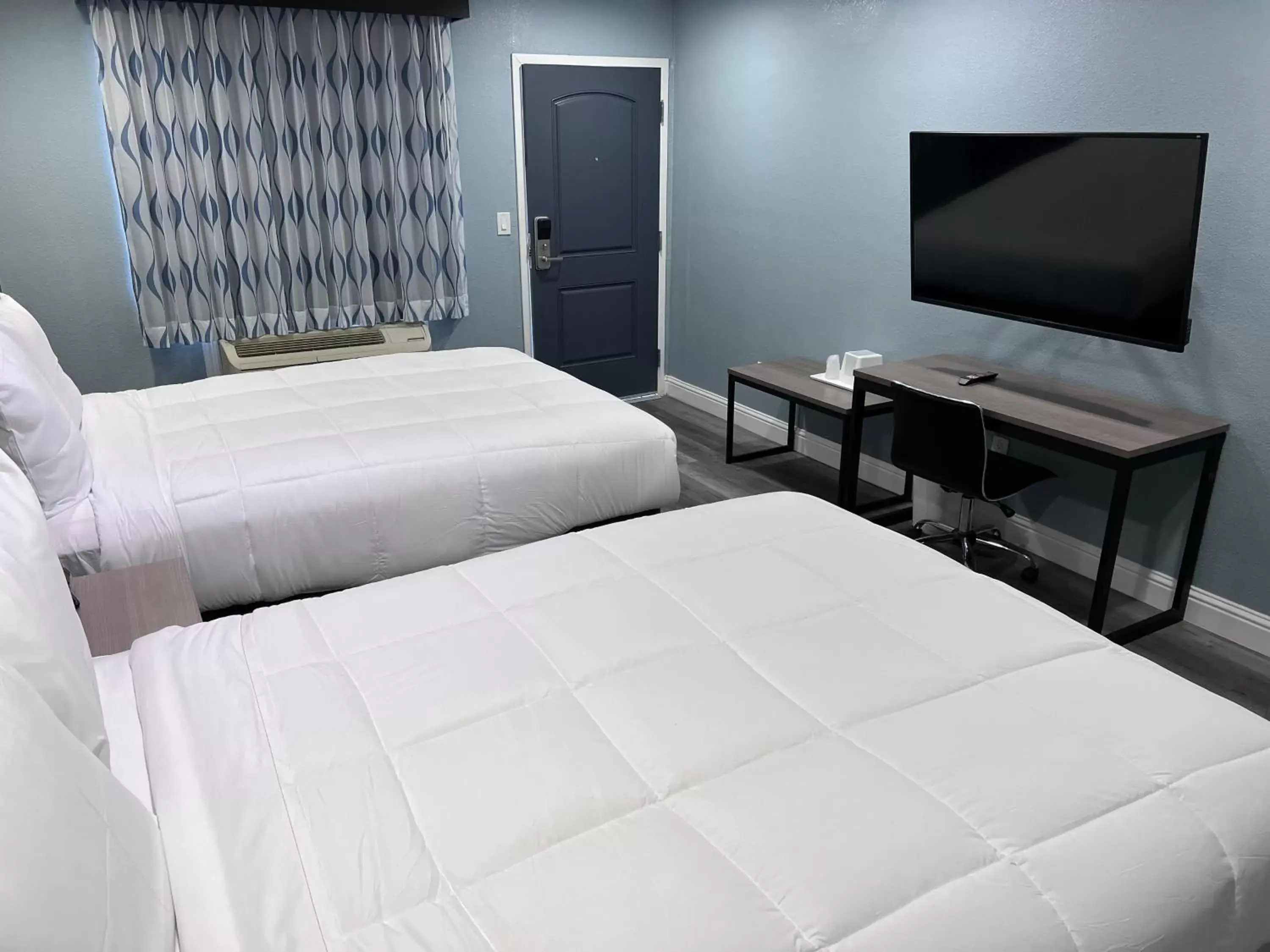 Bed in Surf City Inn & Suites