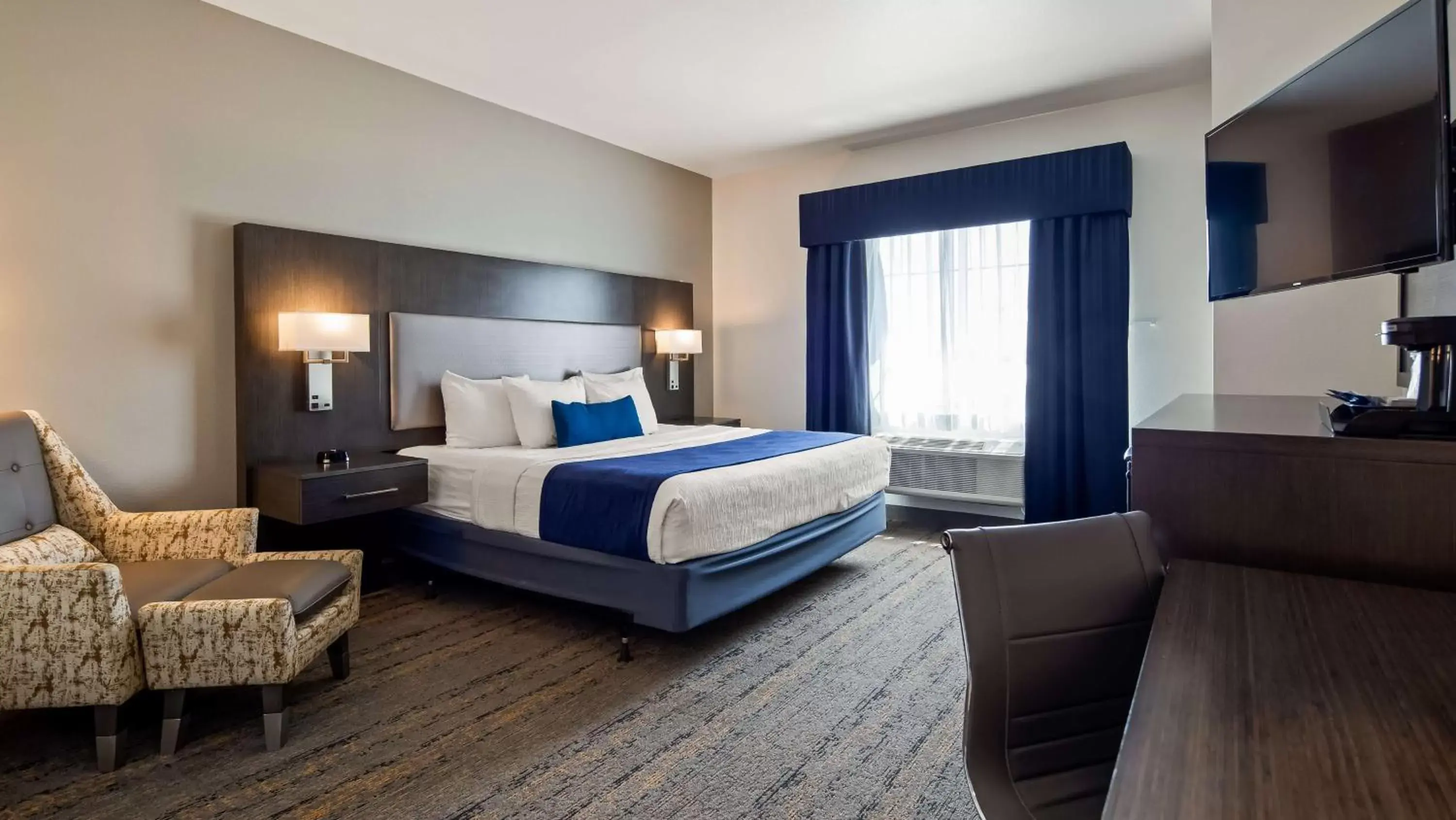 Photo of the whole room, Bed in Best Western Plus Roland Inn & Suites Photo of the whole room, Bed in Best Western Plus Roland Inn & Suites