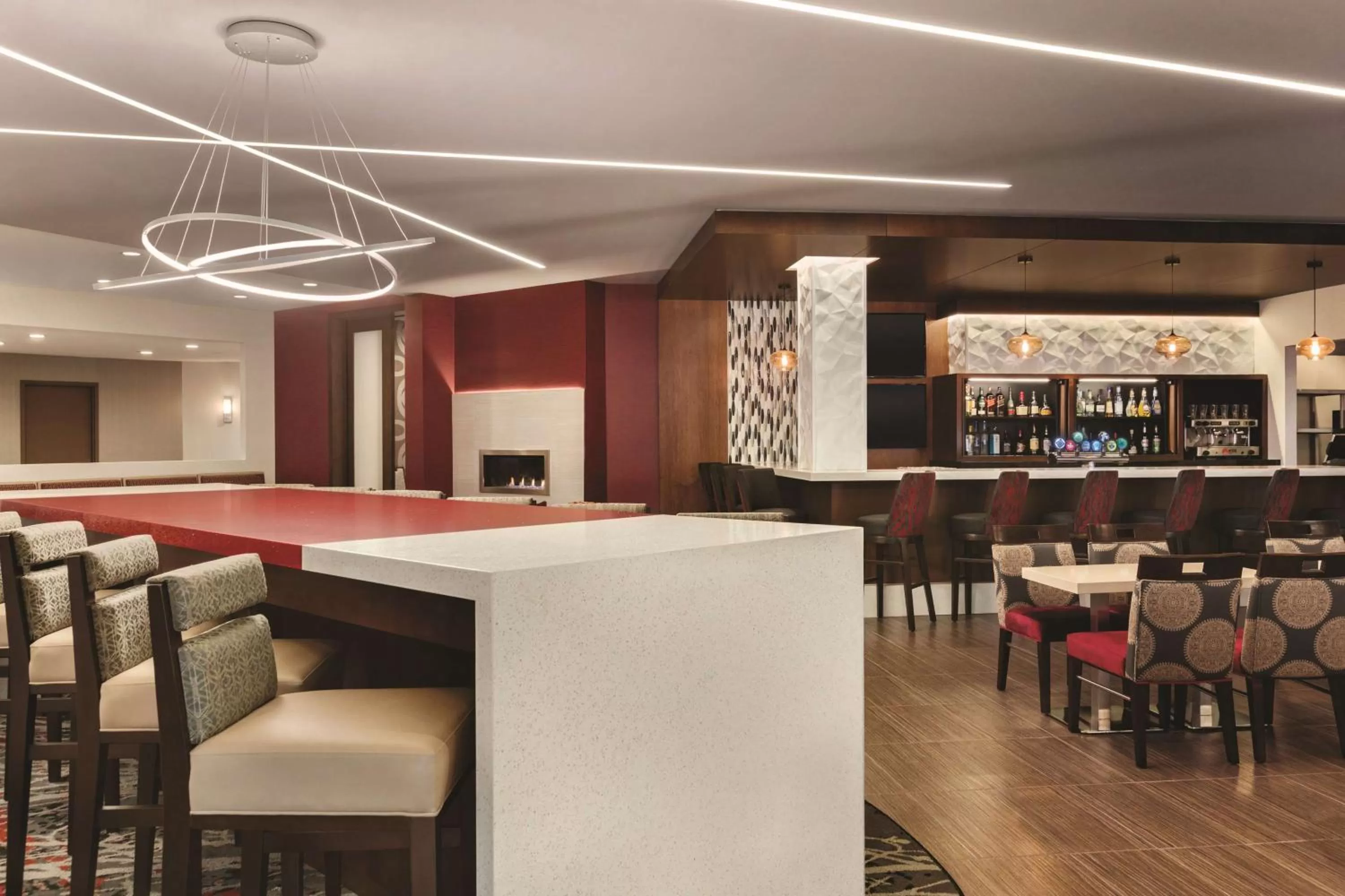 Lounge or bar in DoubleTree by Hilton Hotel Toronto Airport West