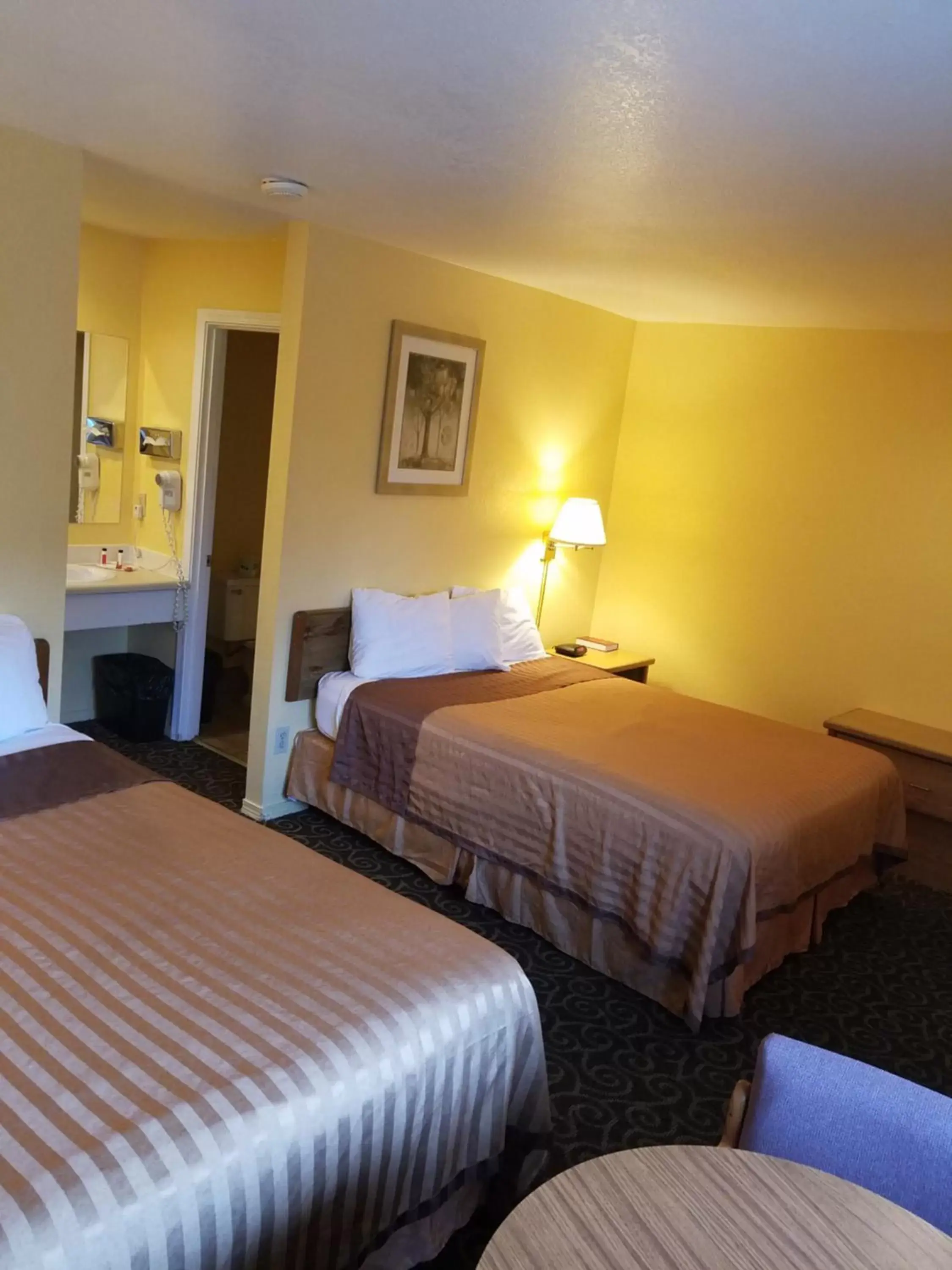 Photo of the whole room, Bed in Travelodge by Wyndham Wenatchee