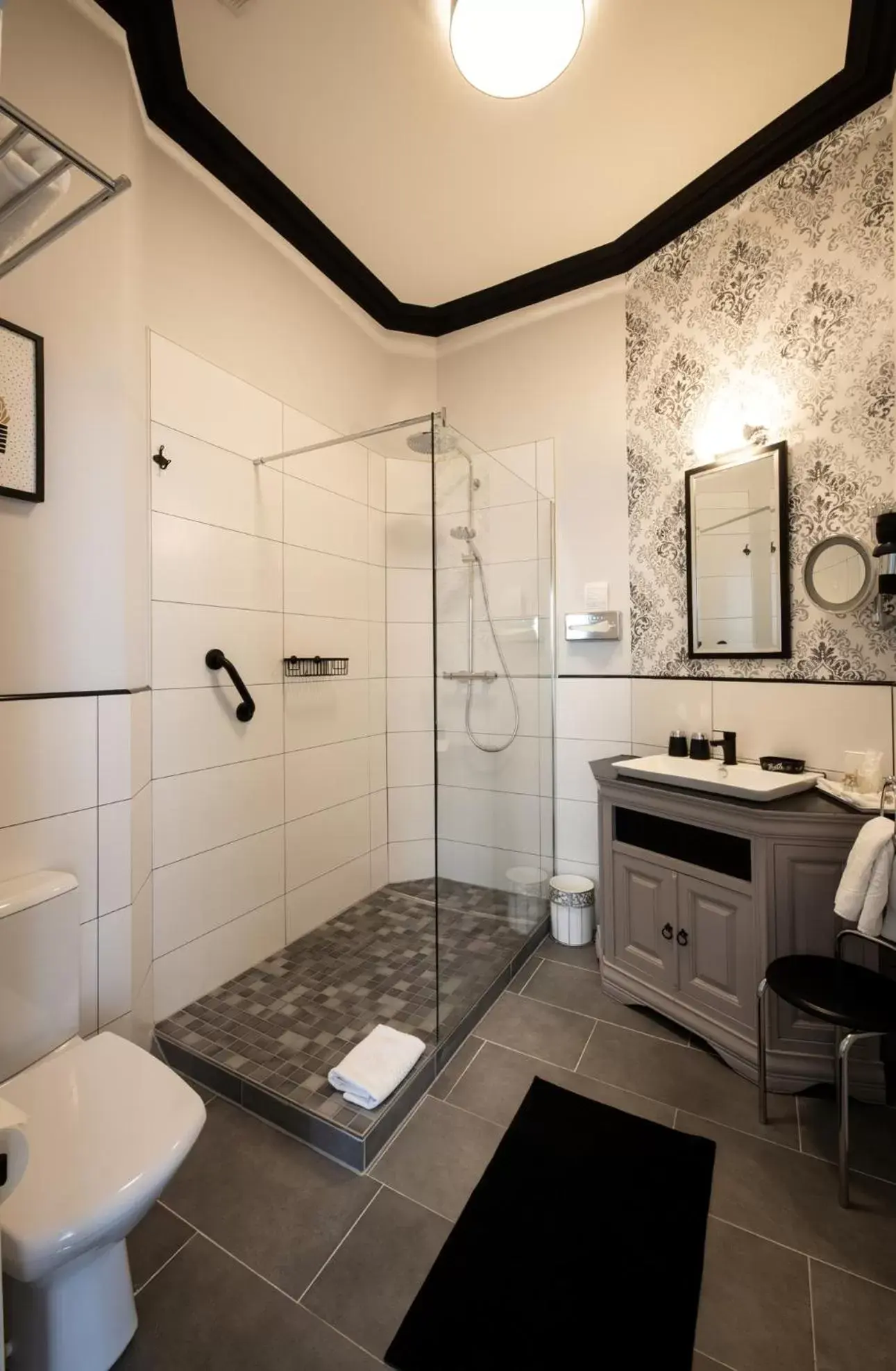 Shower, Bathroom in Hotel Der Kleine Prinz