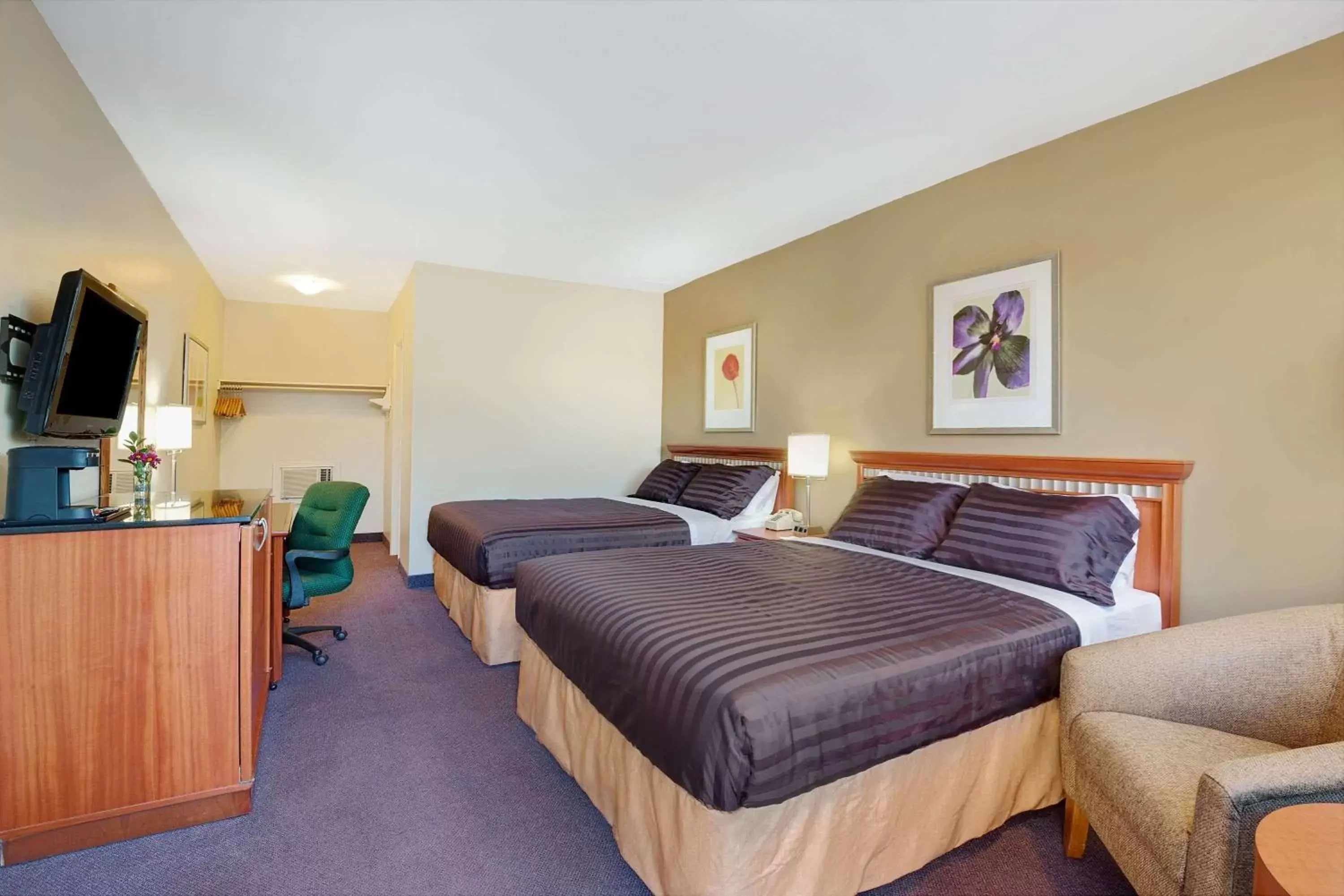 Photo of the whole room, Bed in Howard Johnson by Wyndham Lindsay