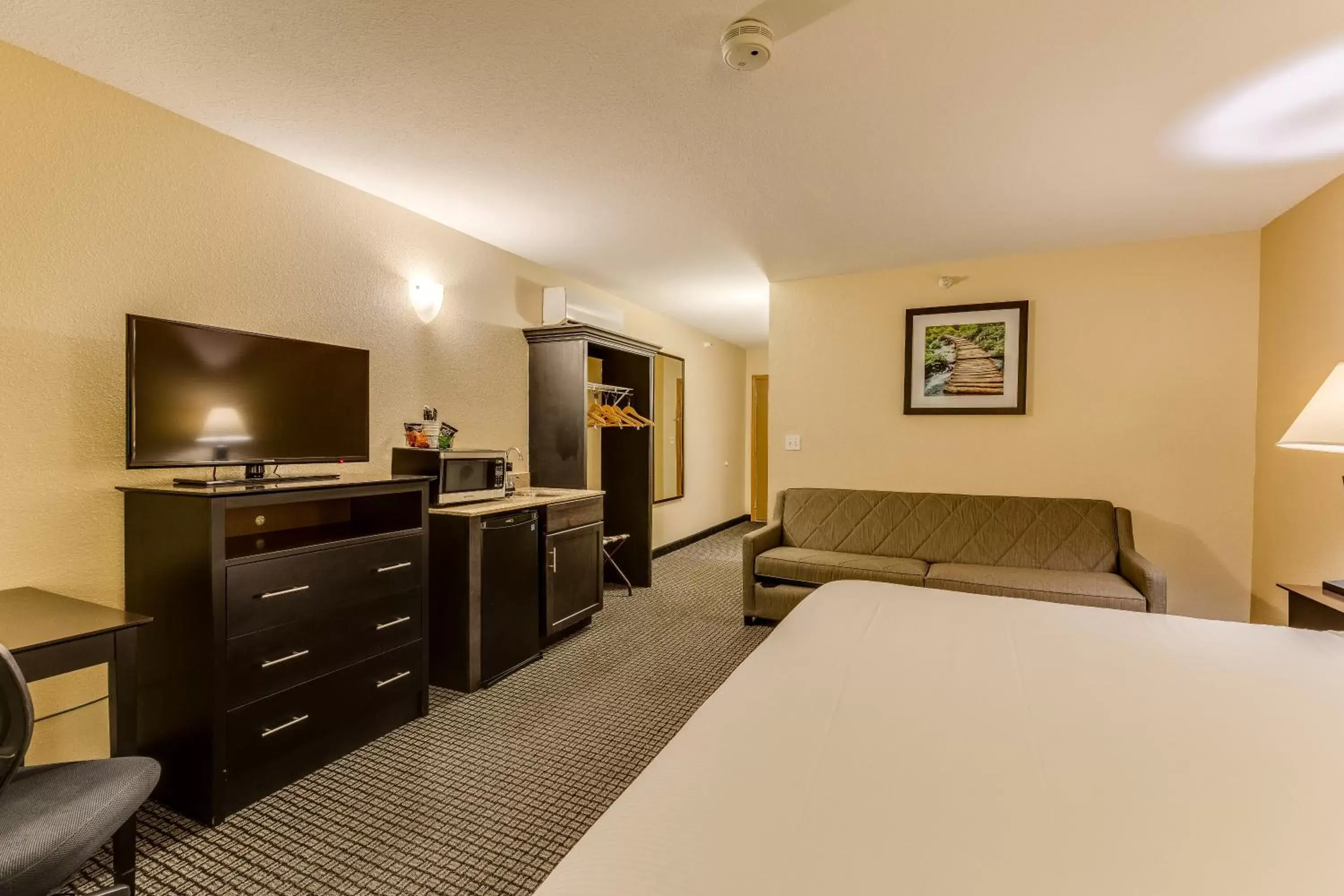 Bed, TV/Entertainment Center in Best Western Lakewinds