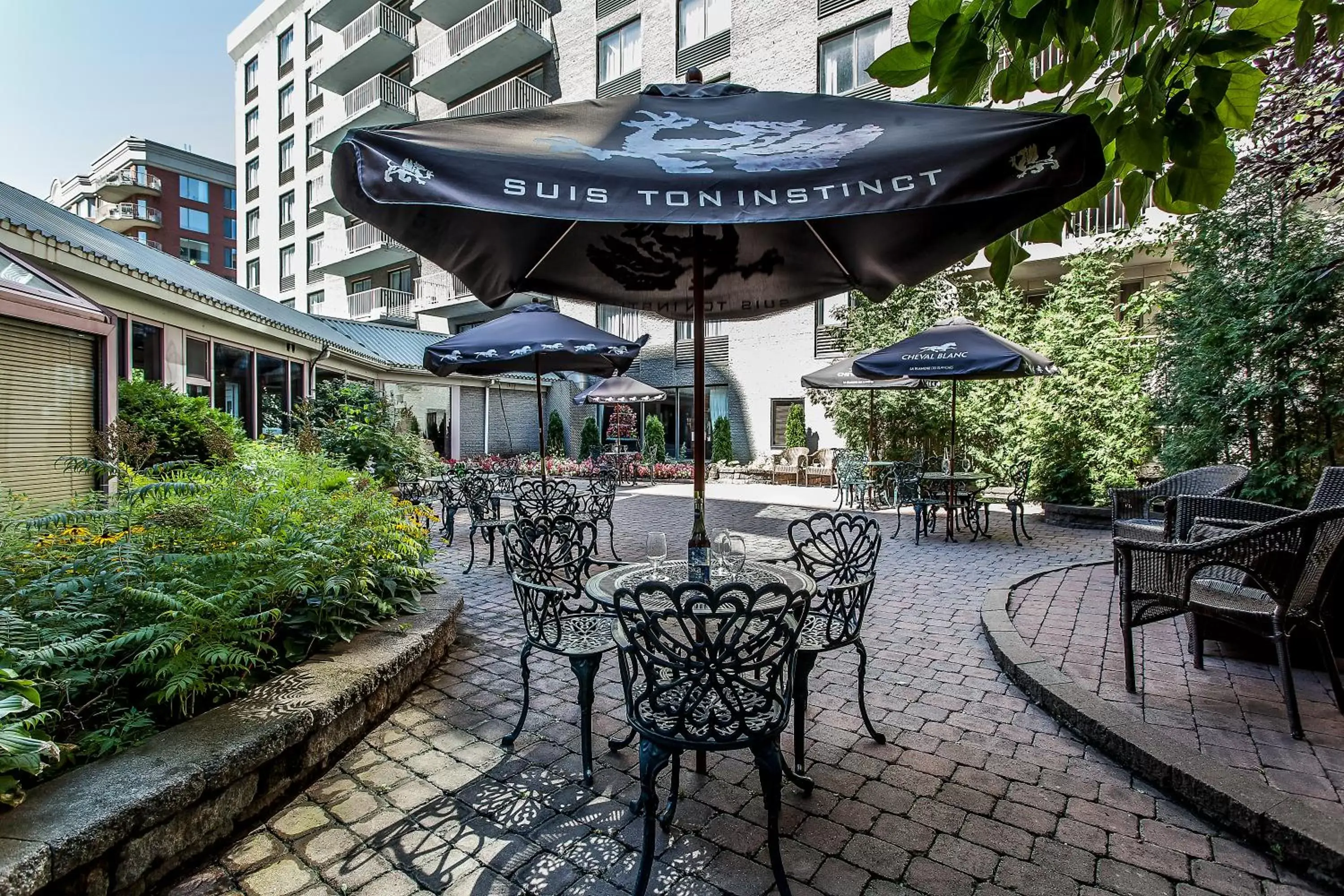 Patio, Restaurant/Places to Eat in Le Nouvel Hotel