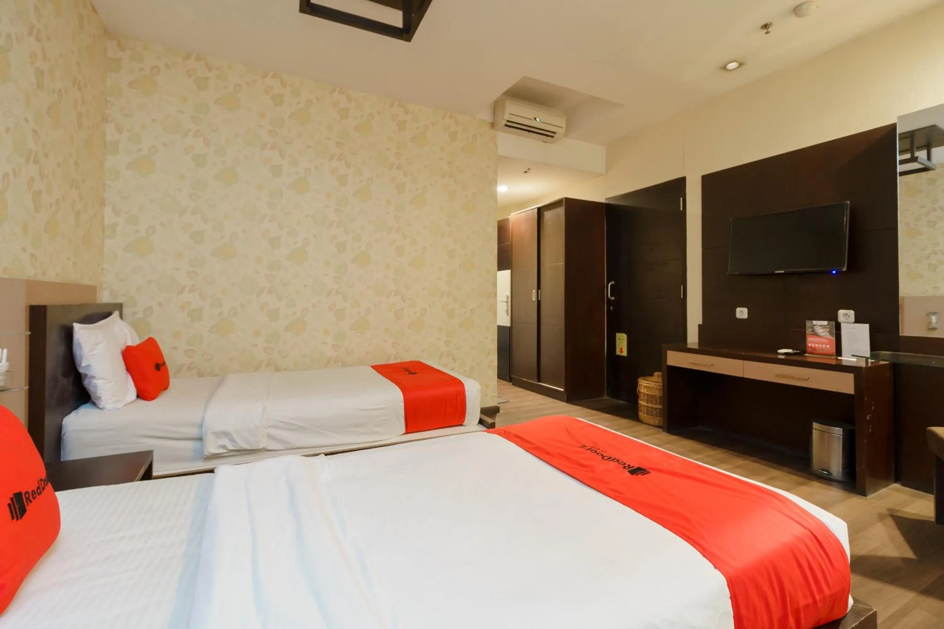 Standard Twin Room in Collection O Cikarang Near Pollux Mall Formerly Hotel Pesona Cikarang