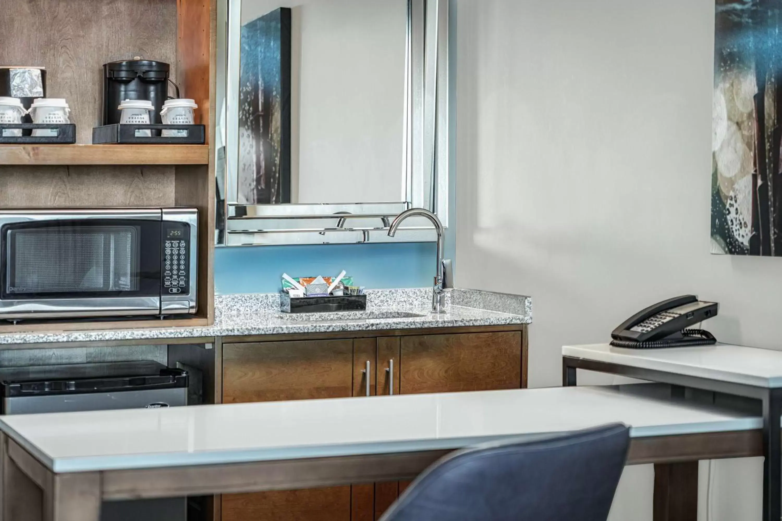 Bedroom, TV/Entertainment Center in Embassy Suites By Hilton Sarasota