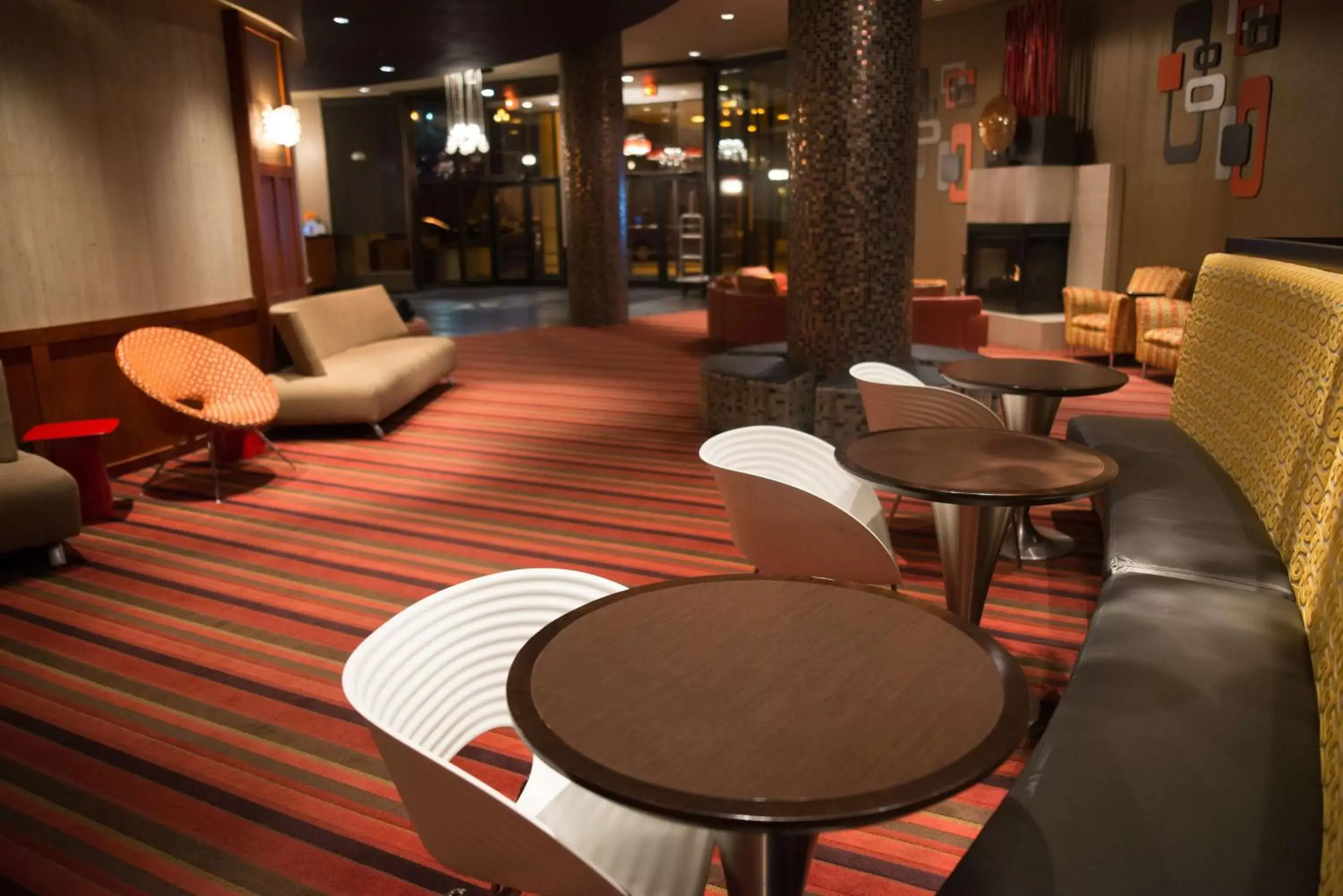 Lobby or reception, Lounge/Bar in Radisson Hotel Duluth-Harborview