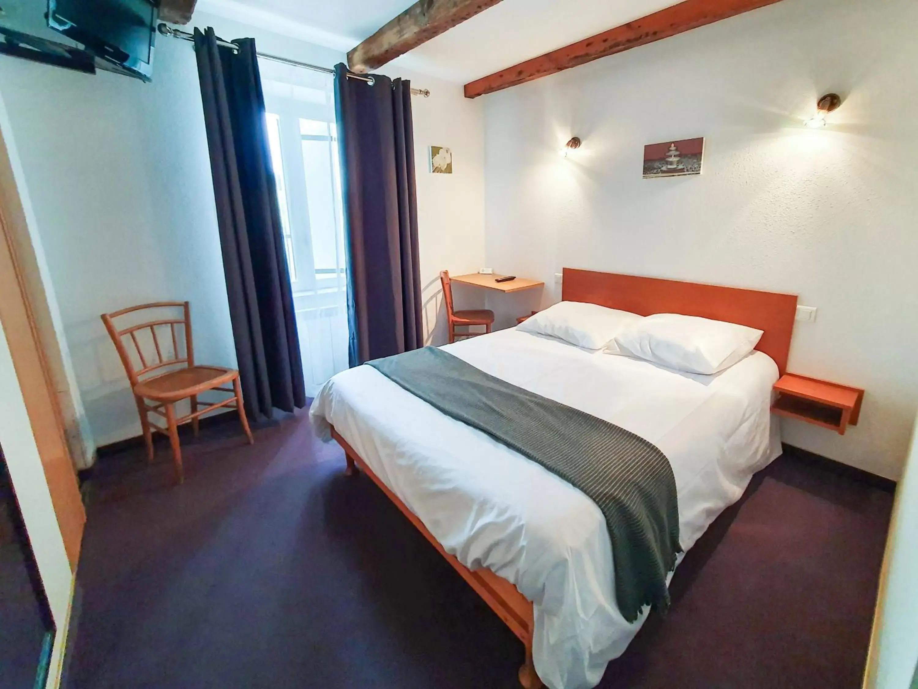 Bed in Hôtel Les Tilleuls de Pareloup à Salles-Curan