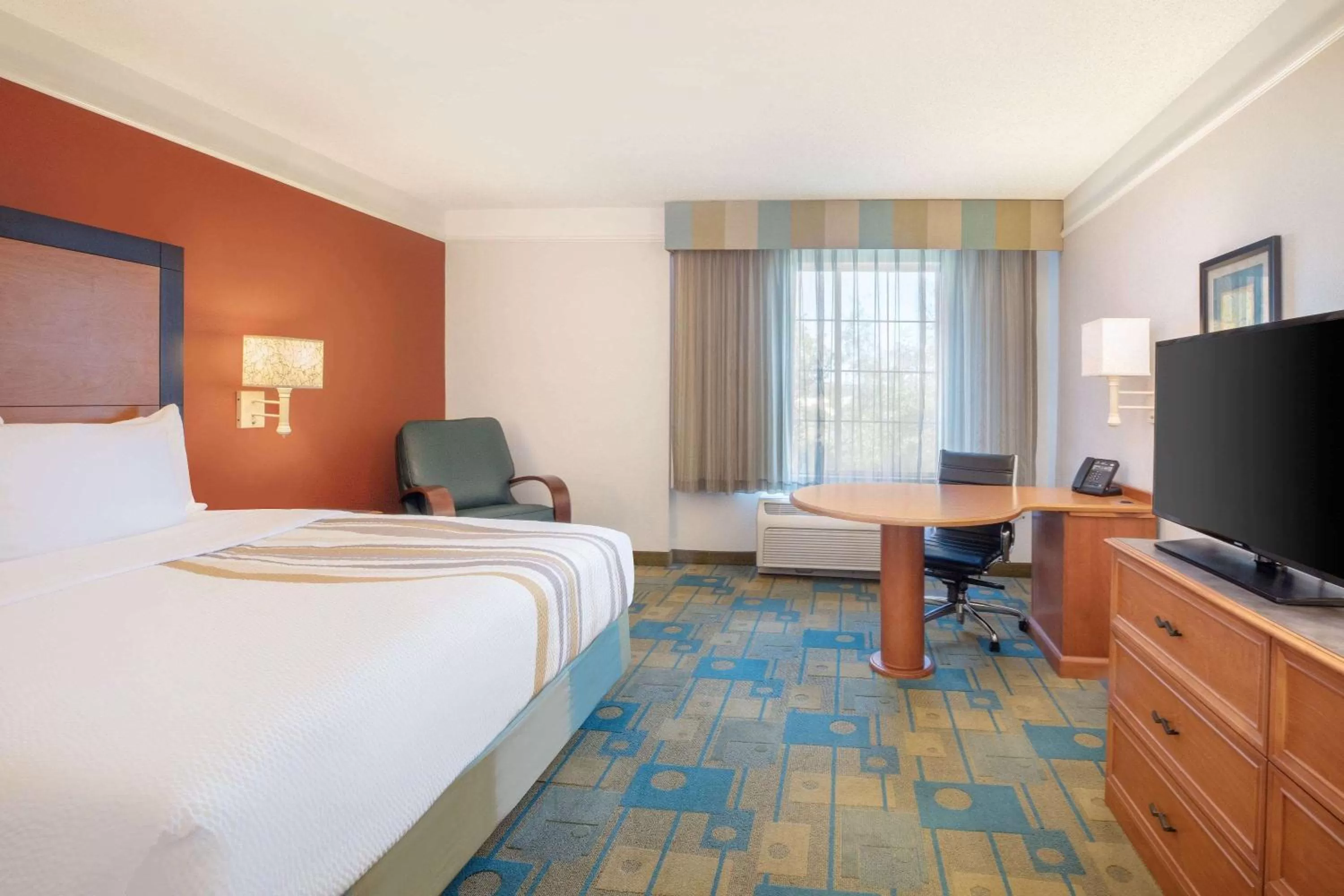 Photo of the whole room, Bed in La Quinta Inn and Suites by Wyndham, Ocala