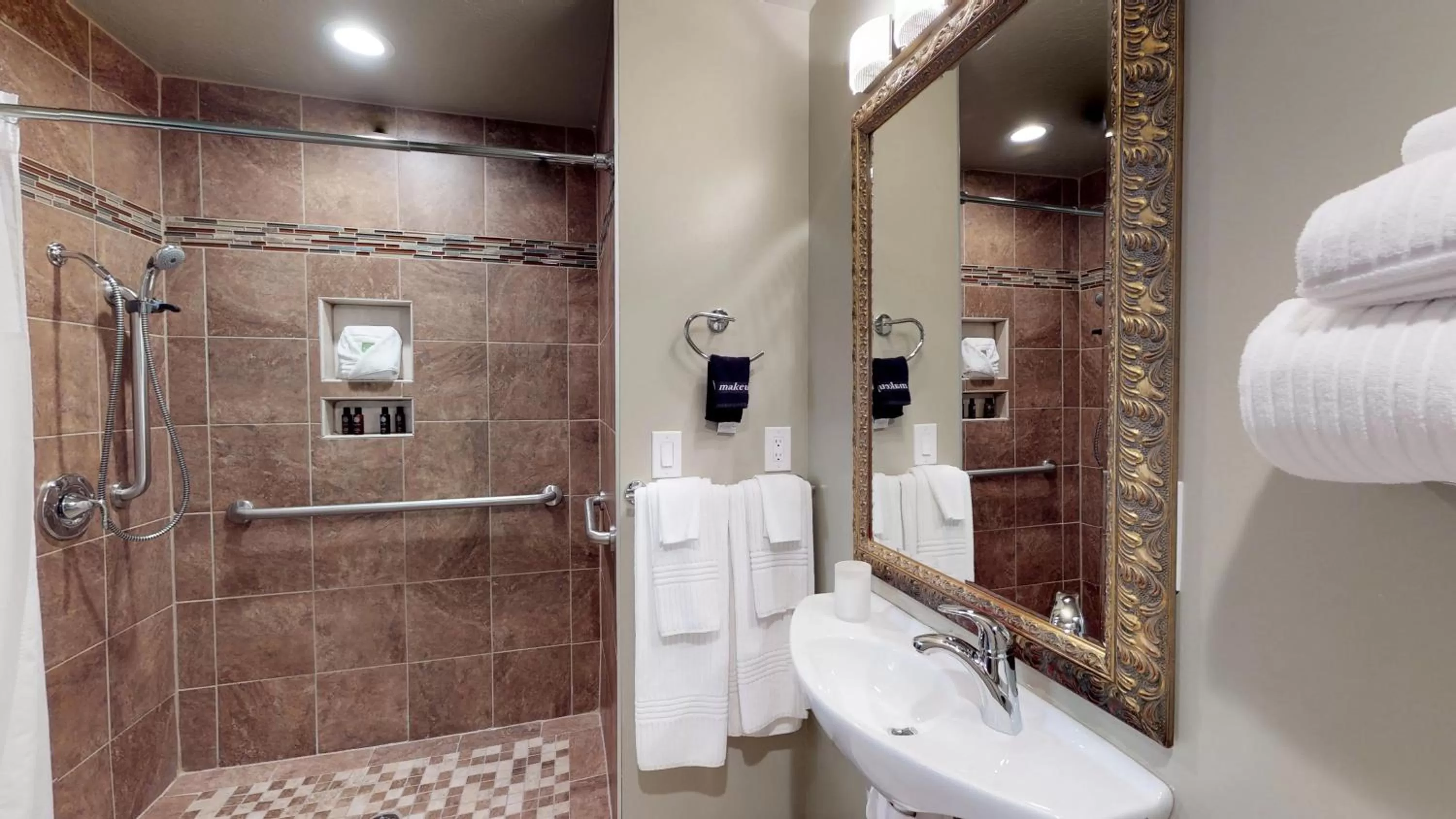 Shower, Bathroom in Flanigan`s Resort and Spa