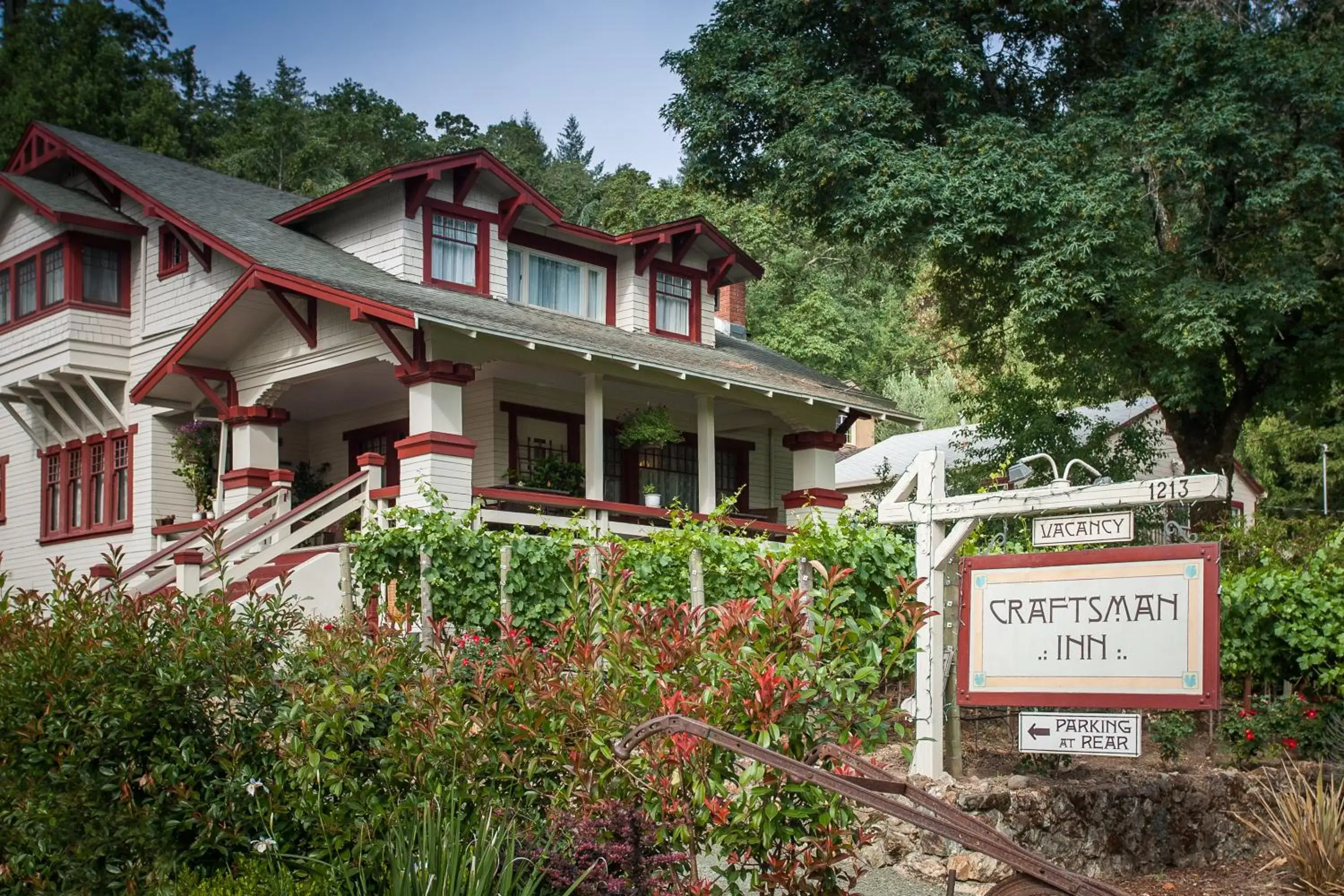 Facade/entrance, Property Building in Craftsman Inn