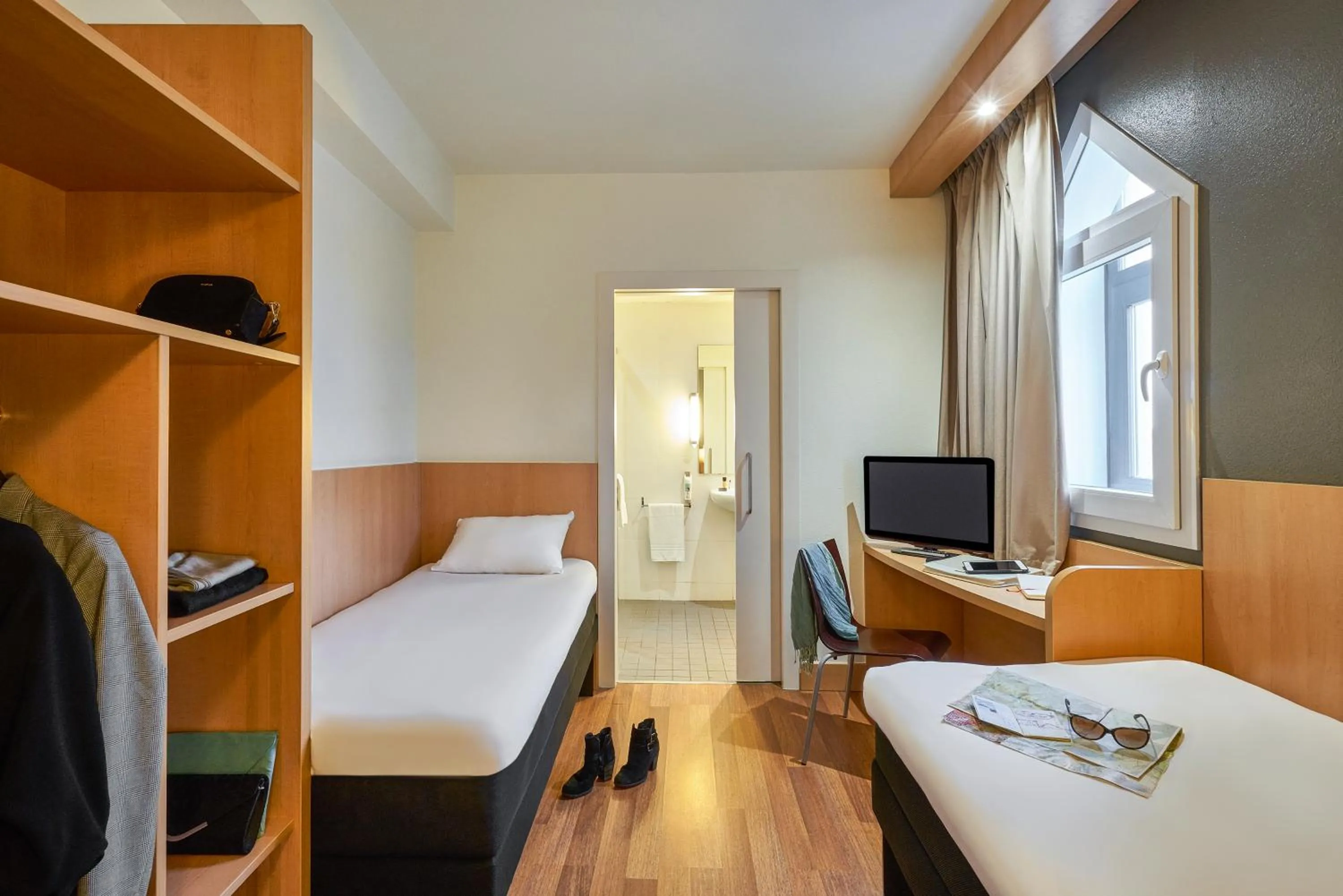 Photo of the whole room, Bed in Ibis Barcelona Meridiana