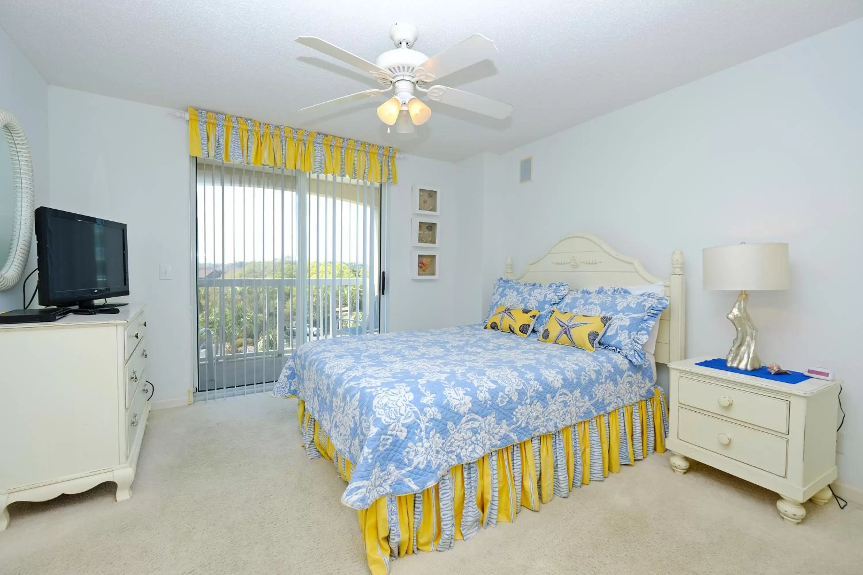 Bed in Litchfield Beach & Golf Resort