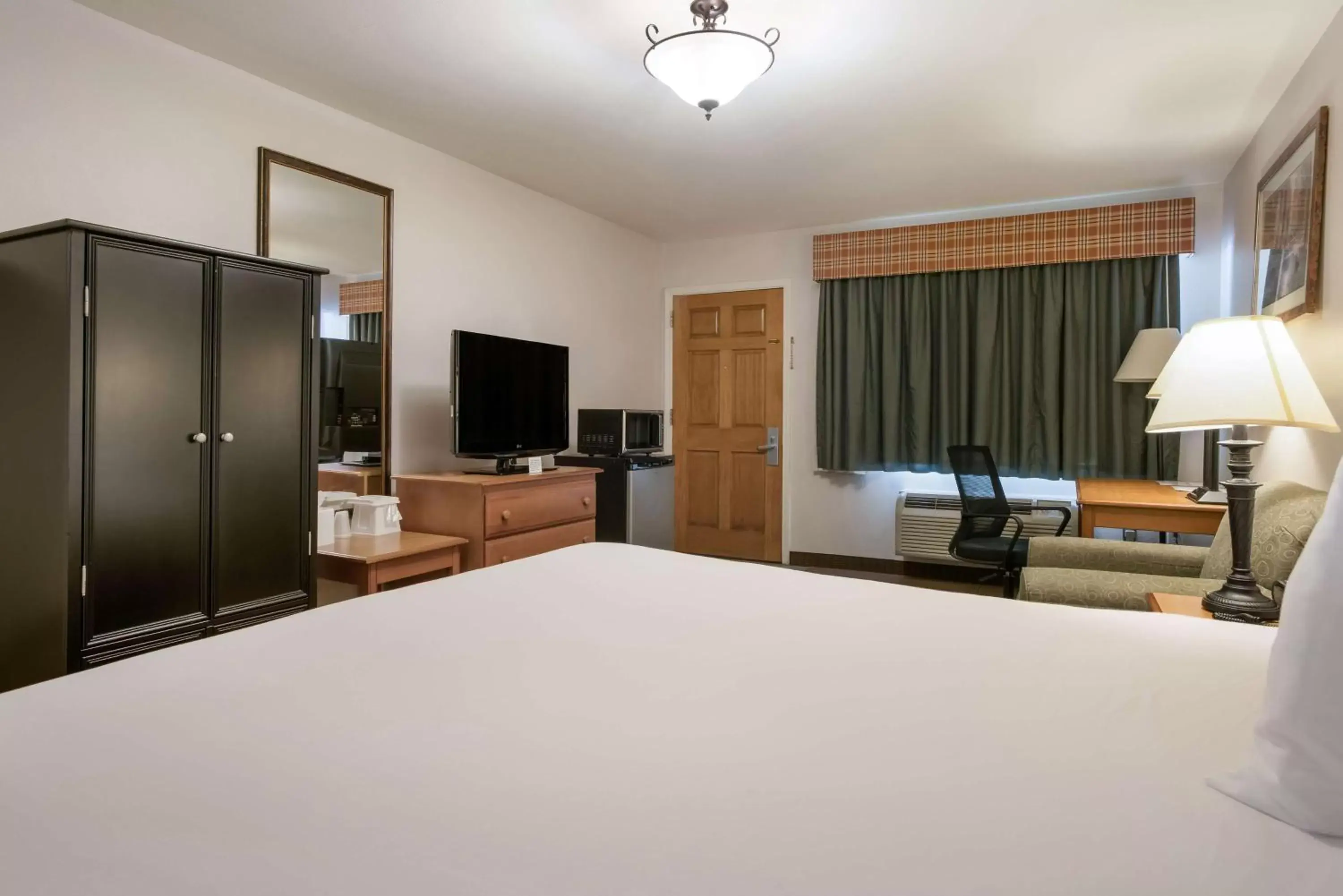 Bedroom, Bed in SureStay Hotel by Best Western Leesville