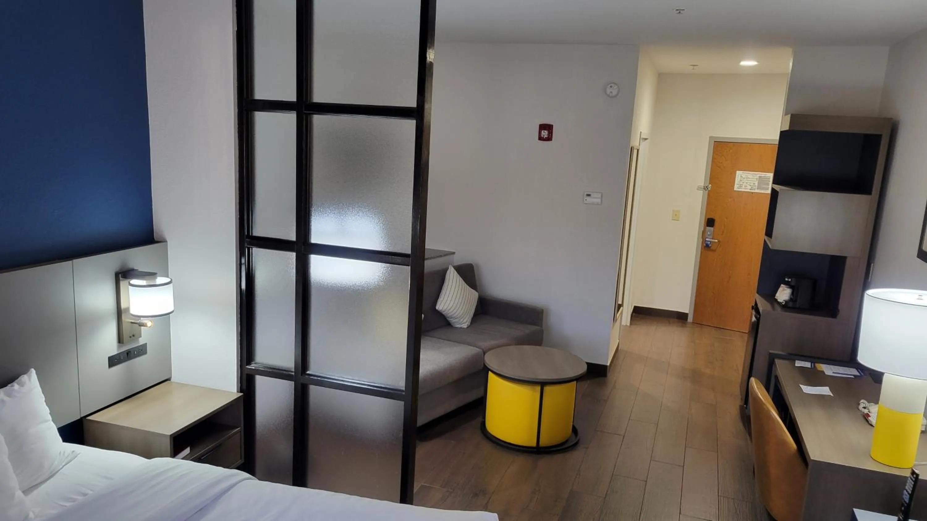 Photo of the whole room, Bed in Comfort Suites Macon Northwest