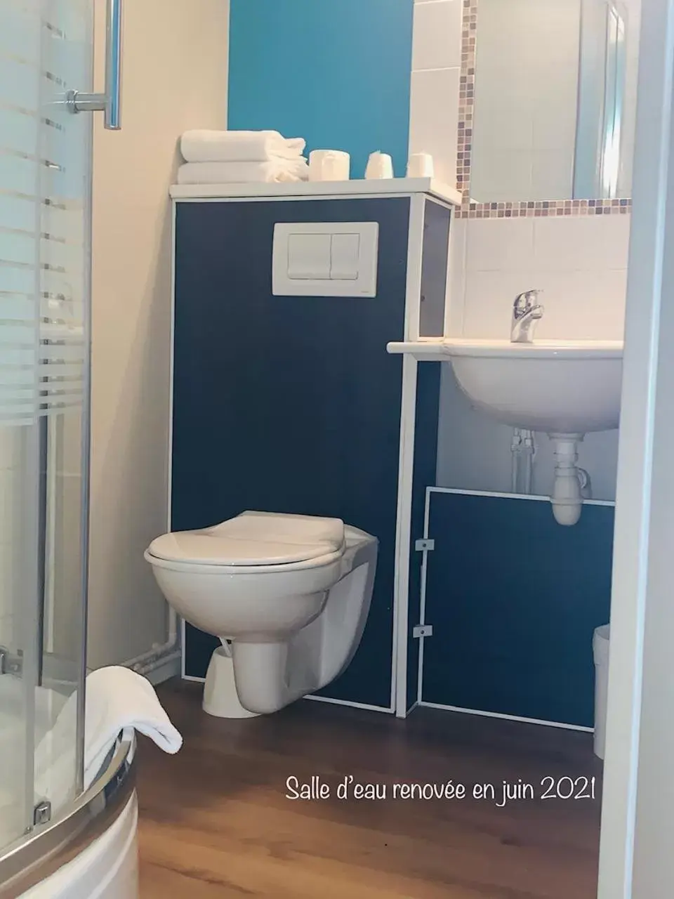 Shower, Bathroom in The Originals Access, Hôtel Innostar