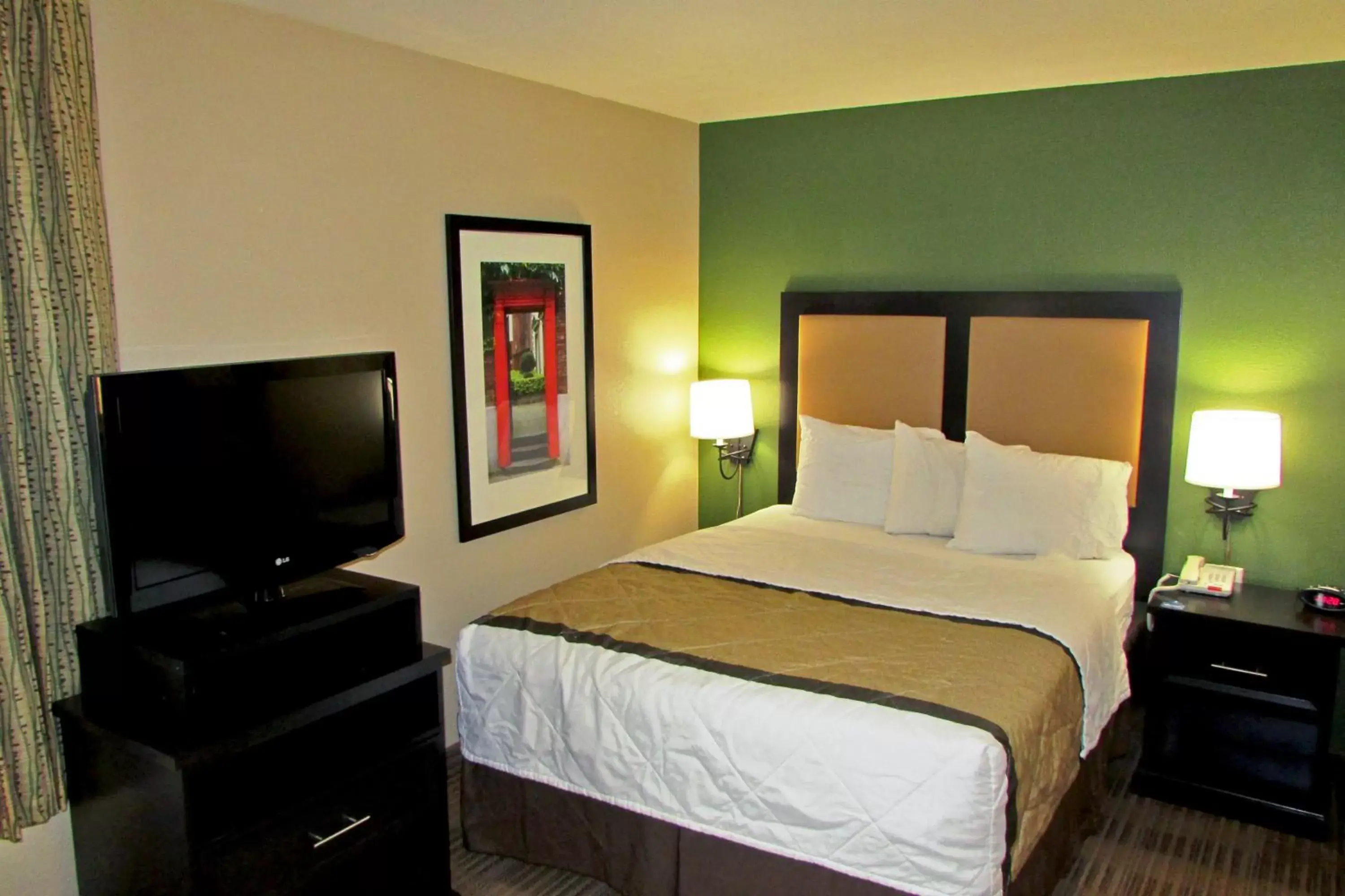 Bed in Extended Stay America Select Suites - Atlanta - Perimeter - Peachtree Dunwoody