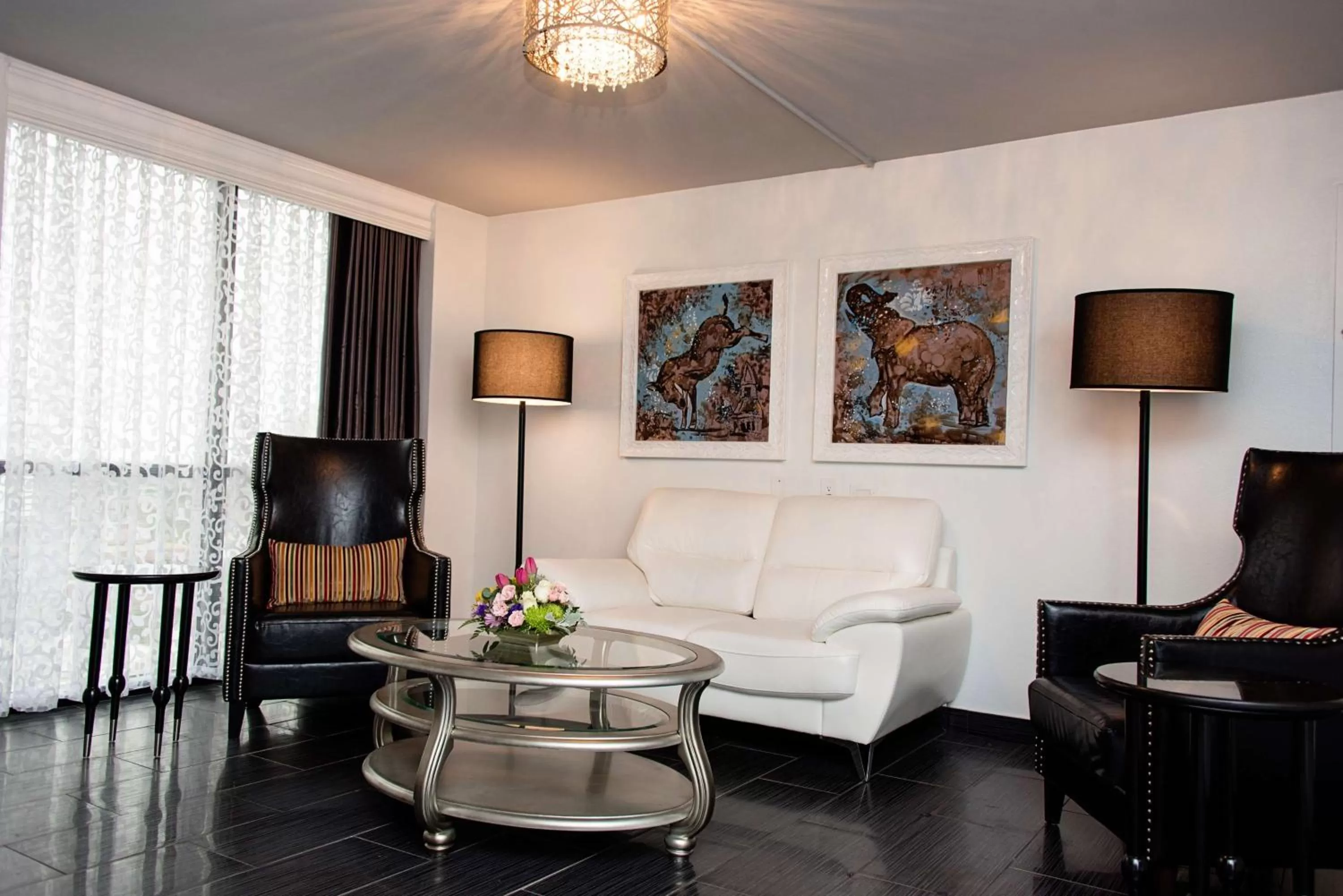 Living room in DoubleTree by Hilton Hotel Tallahassee