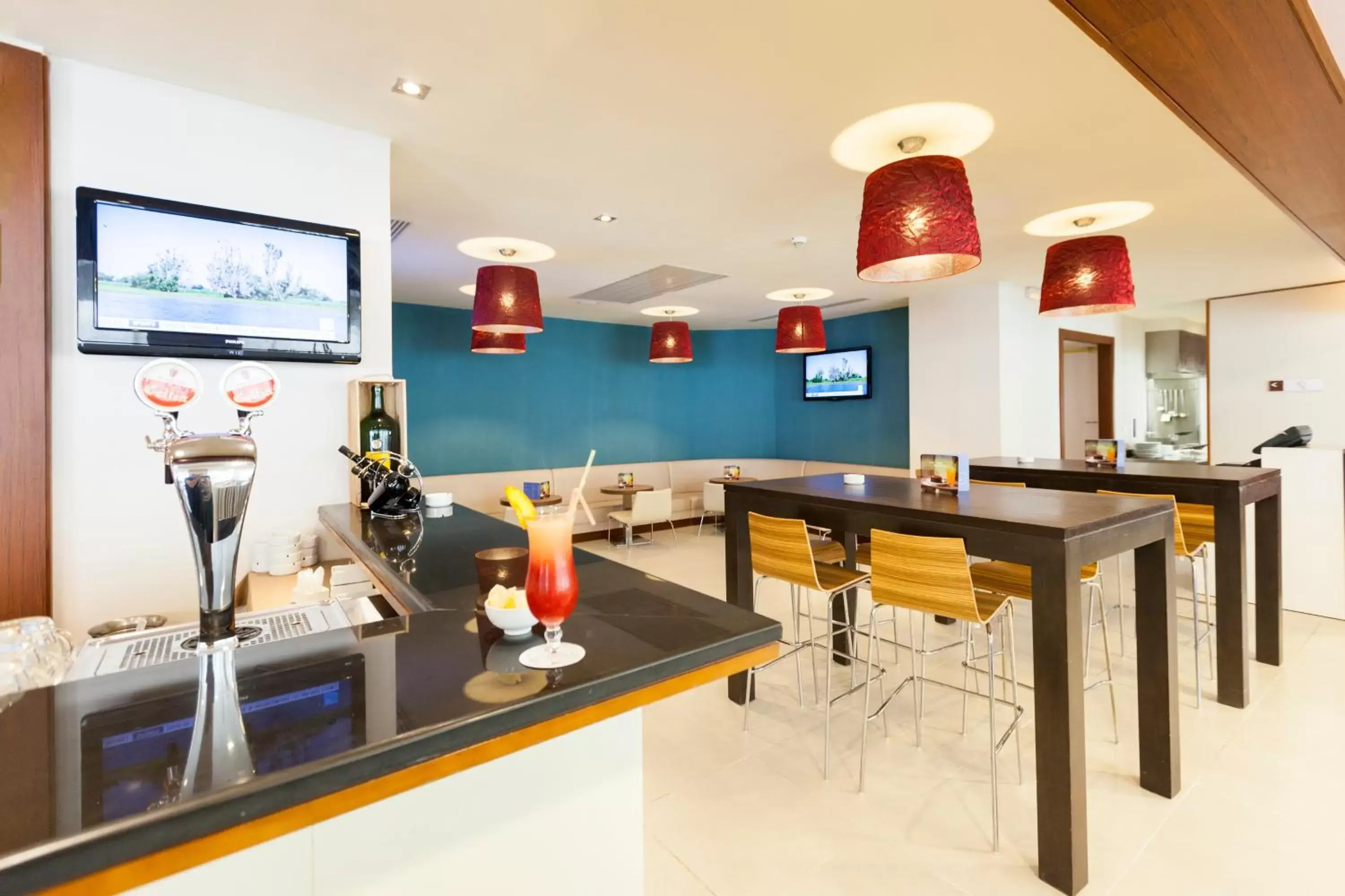 Lounge or bar, Kitchen/Kitchenette in Ibis Tunis