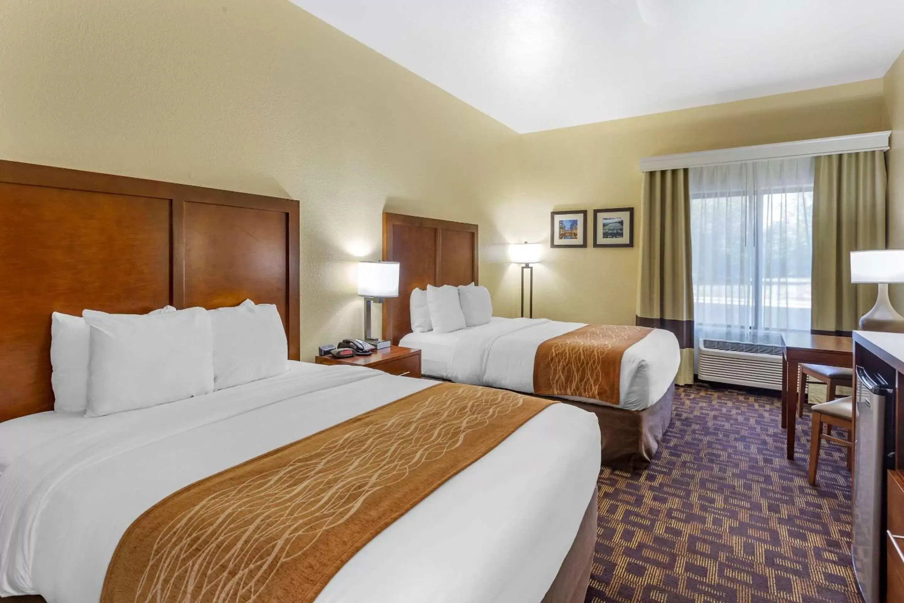 Photo of the whole room, Bed in Comfort Inn & Suites North Aurora - Naperville
