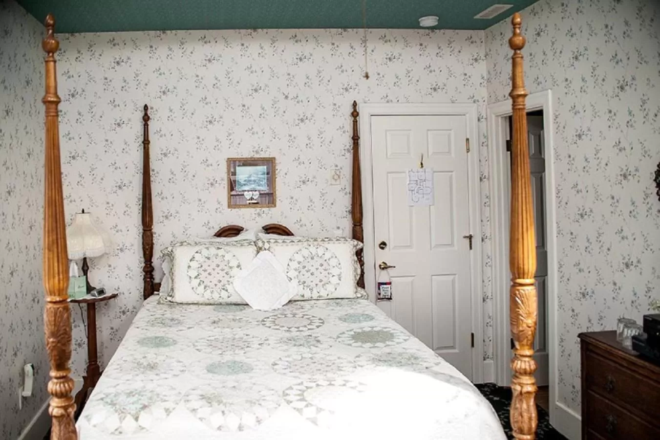 Bed in Anchorage Inn B&B