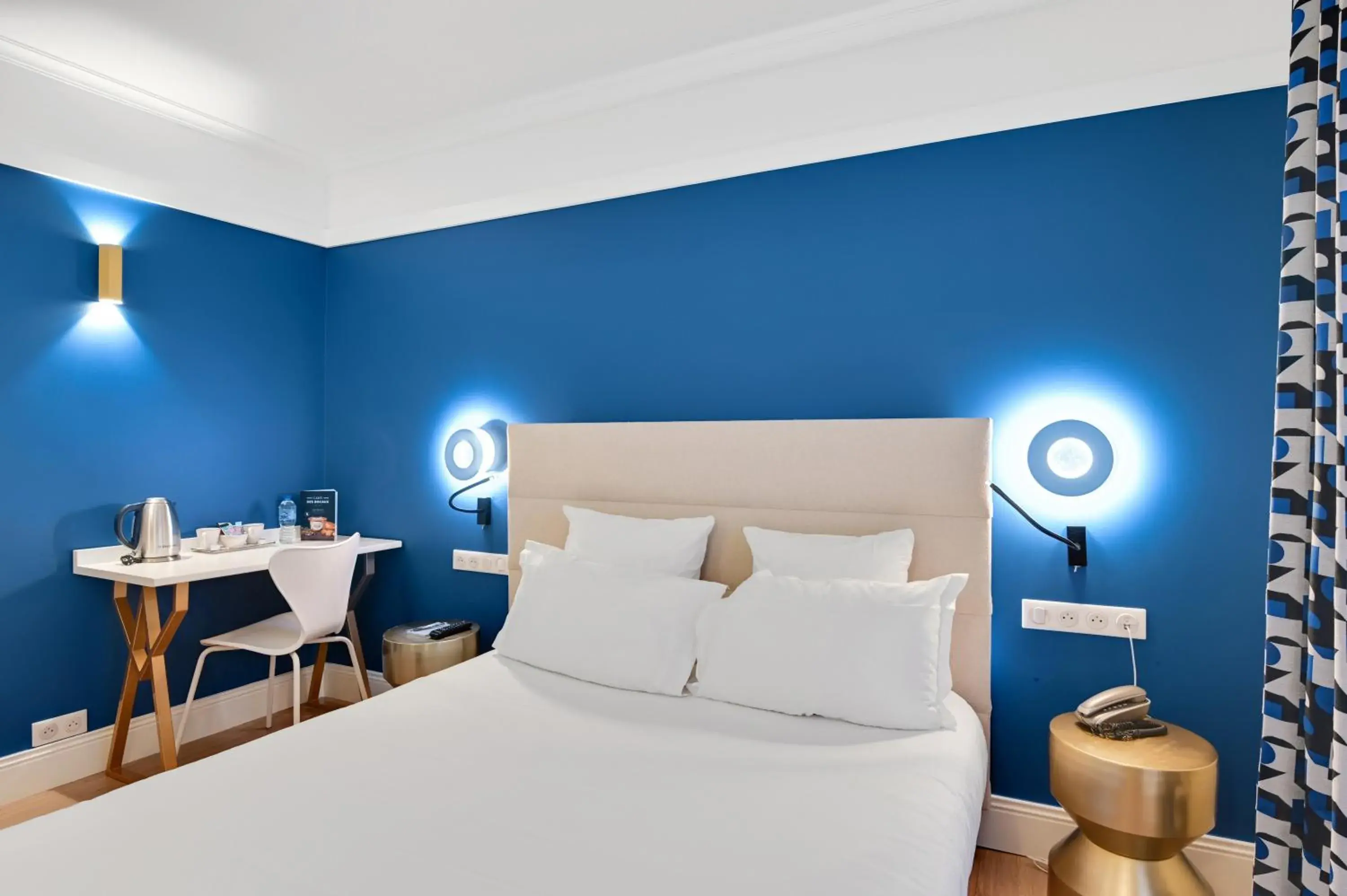 Bed in Hotel Elysees Opera Bed in Hotel Elysees Opera