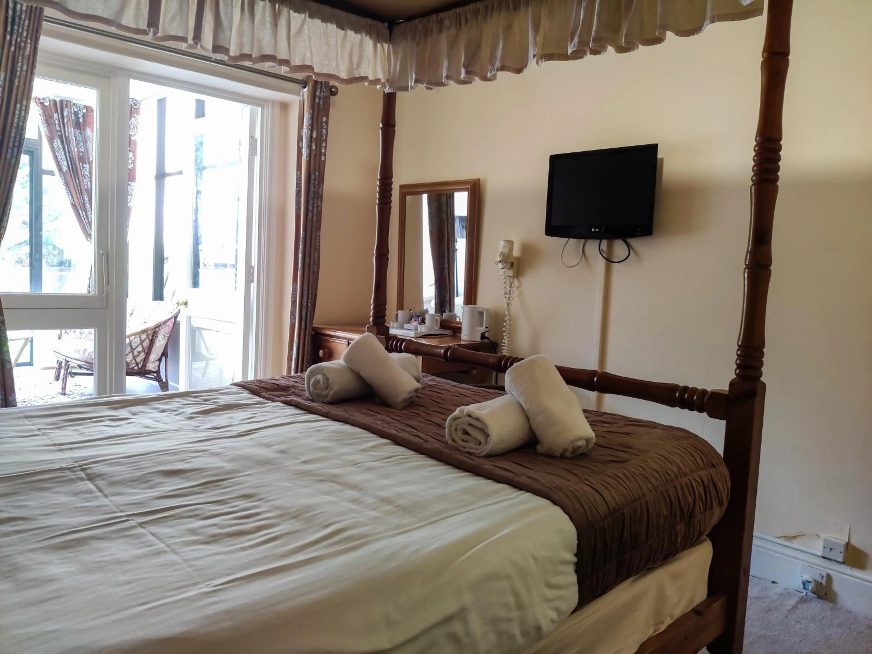 Bedroom, Bed in Wentworth House - Free Parking