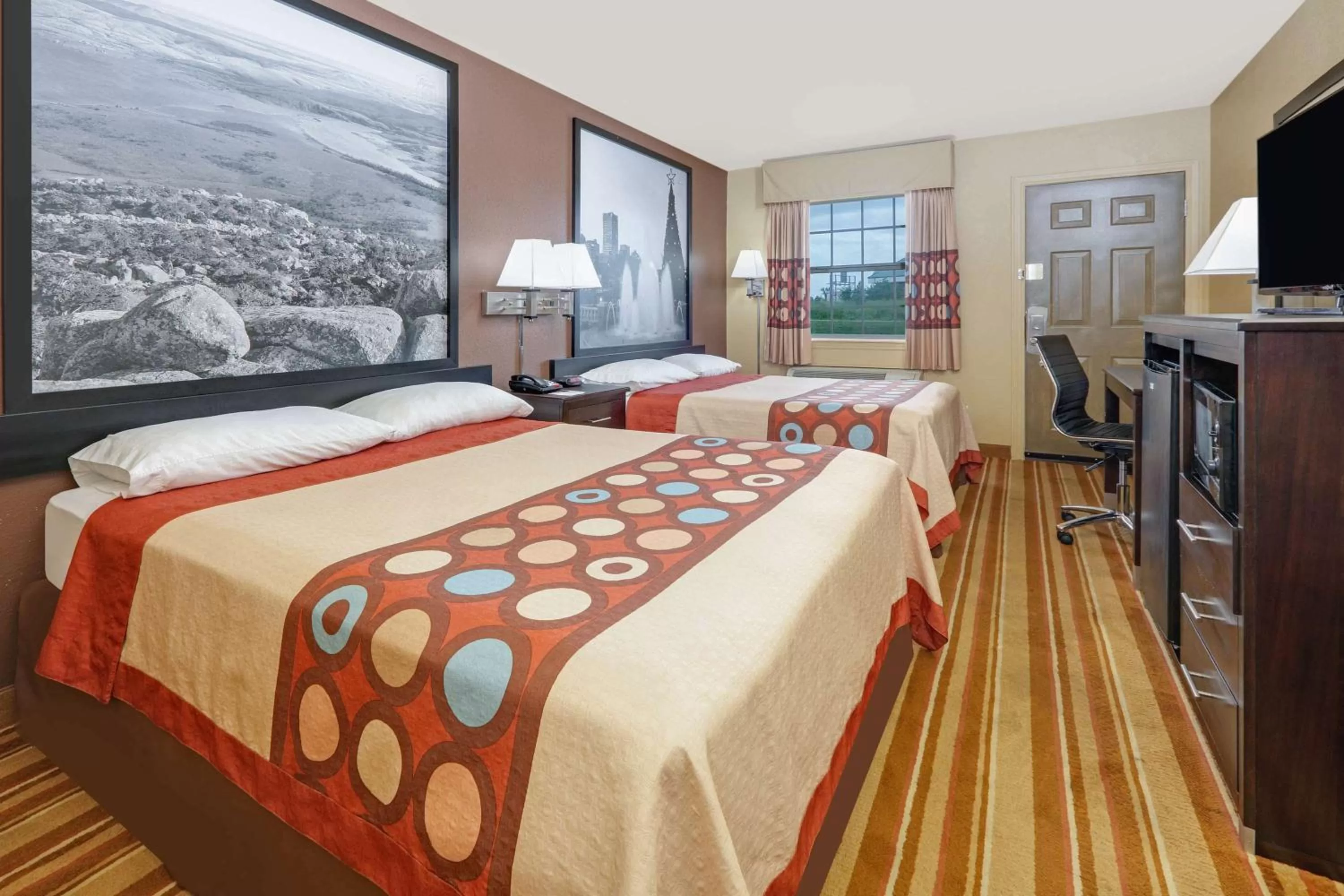 Photo of the whole room, Bed in Super 8 by Wyndham Big Cabin/Vinita Area