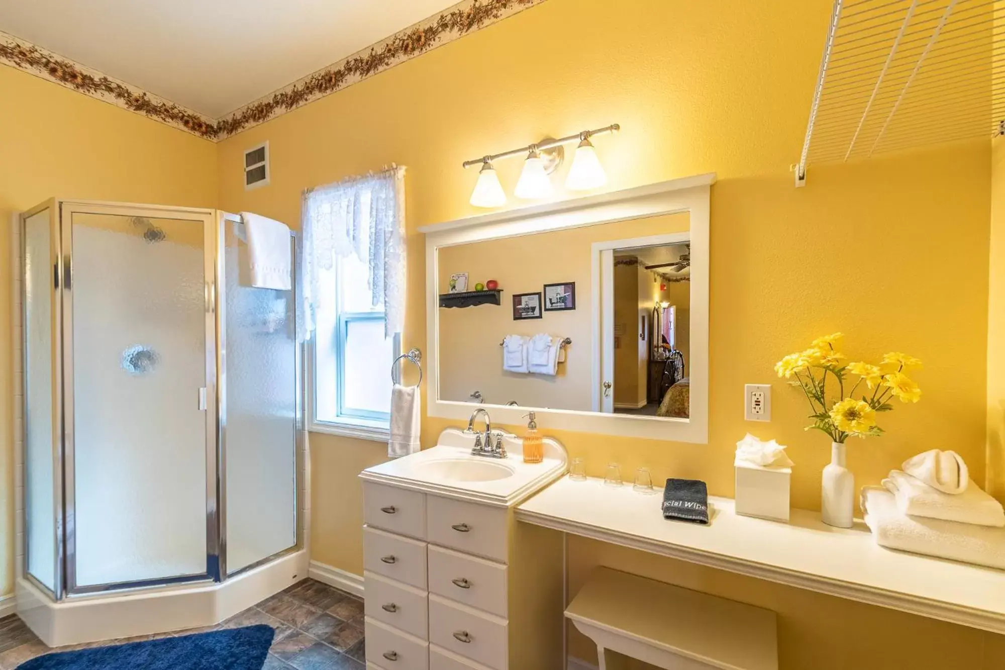 Bathroom in Apples Bed and Breakfast Inn